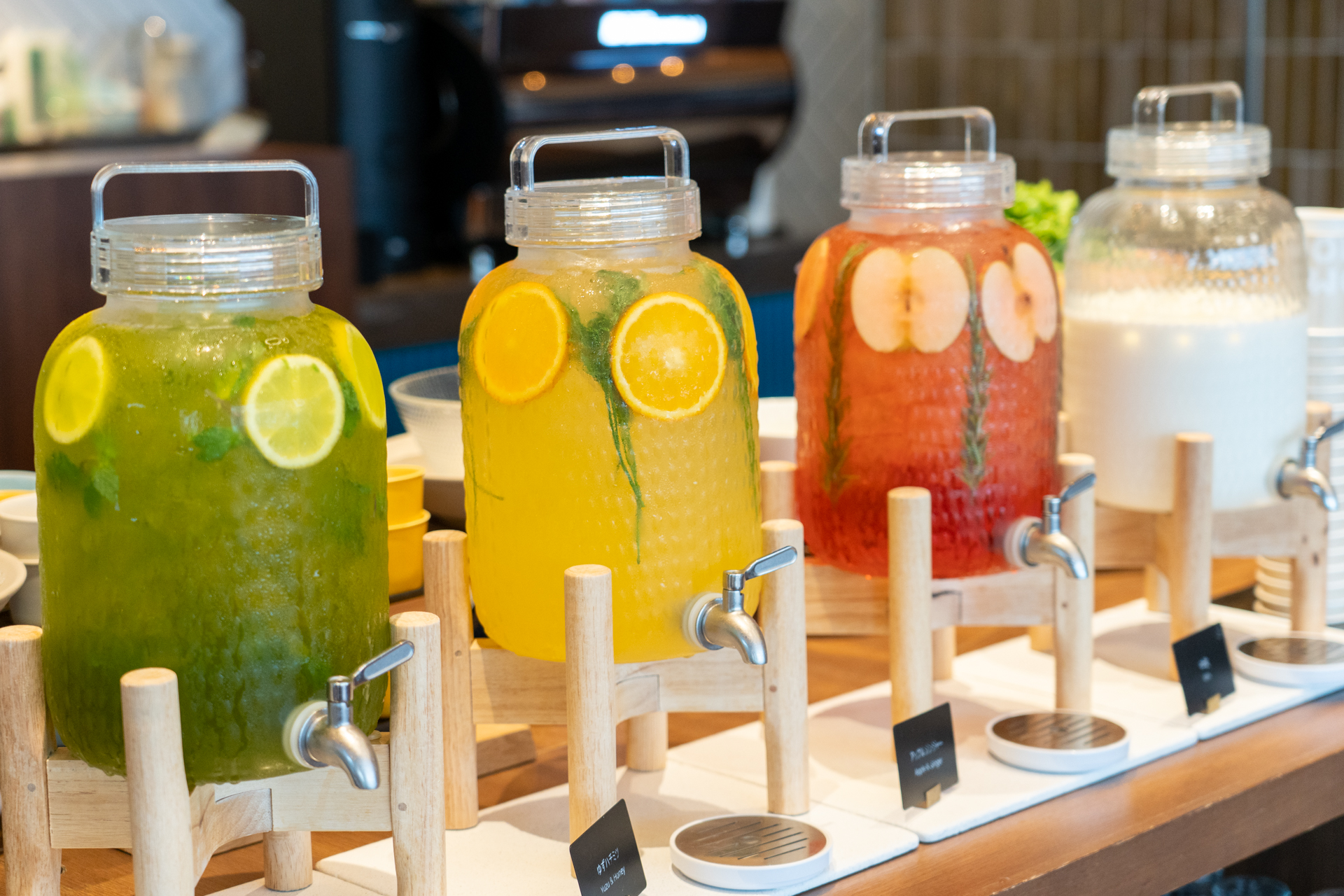 サラダやヨーグルト、ドリンクはビュッフェスタイルで提供。朝食はアメリカンブレックファーストも用意しています。