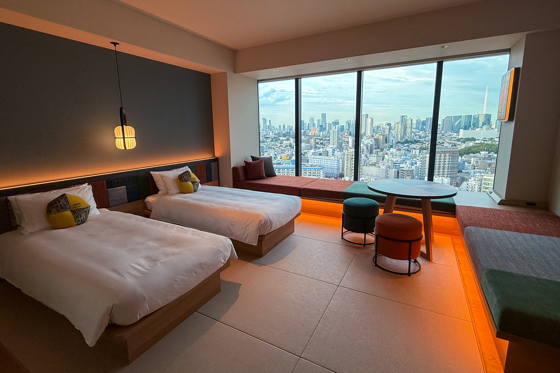 最大4名定員のデラックスルーム。広さは32～40m<span class="em sup">2</span>