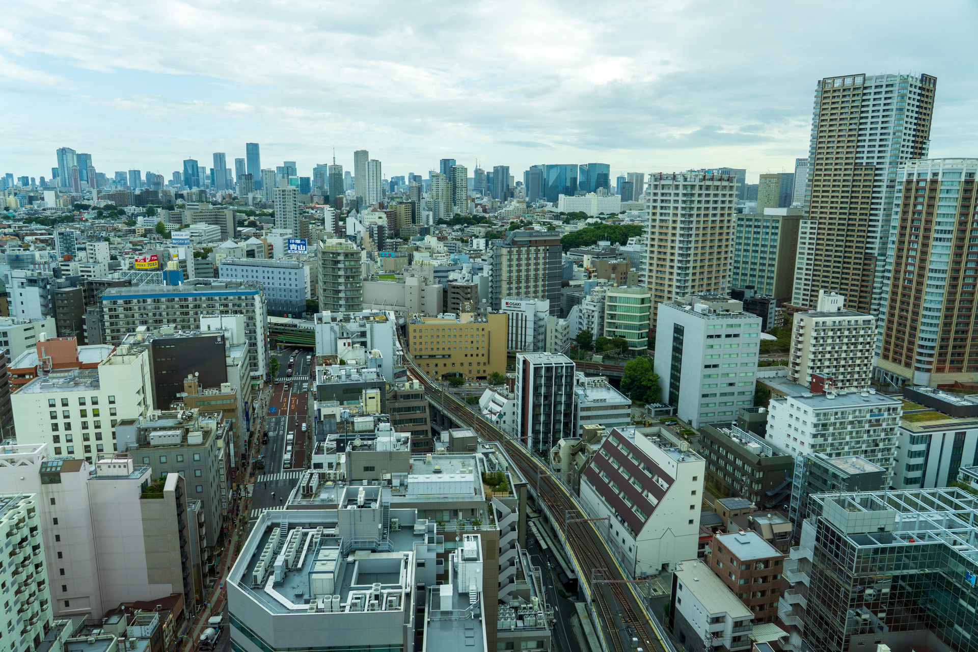 トレインビュー、飛行機ビューでもある客室。中央の茶色い建物が五反田ヒルズが入っているビルです