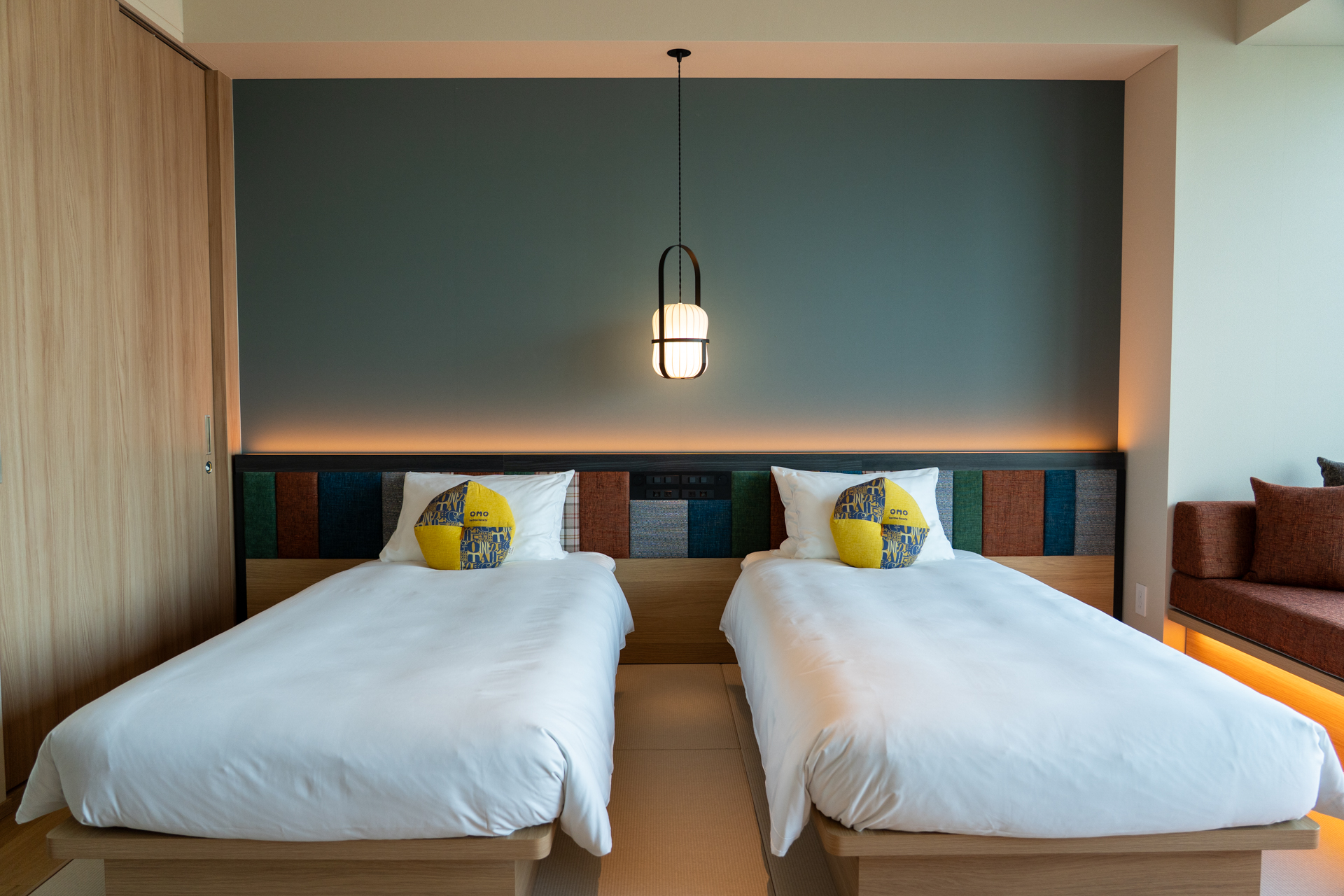 ブラウンやオレンジ、グリーンなどレトロな色調のファブリックが落ちつきます