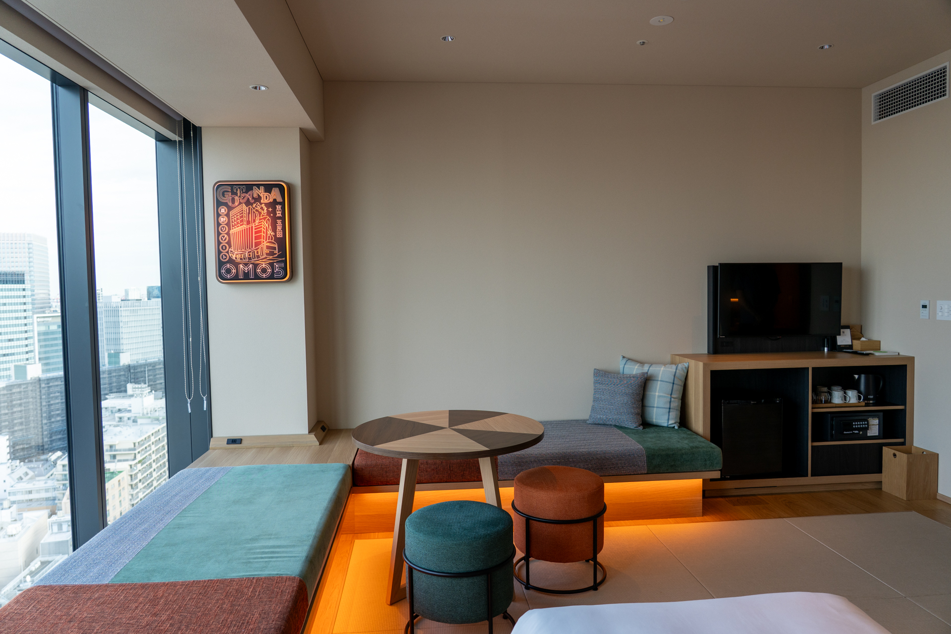 窓際のソファベッドの上でのんびりくつろぐのが醍醐味