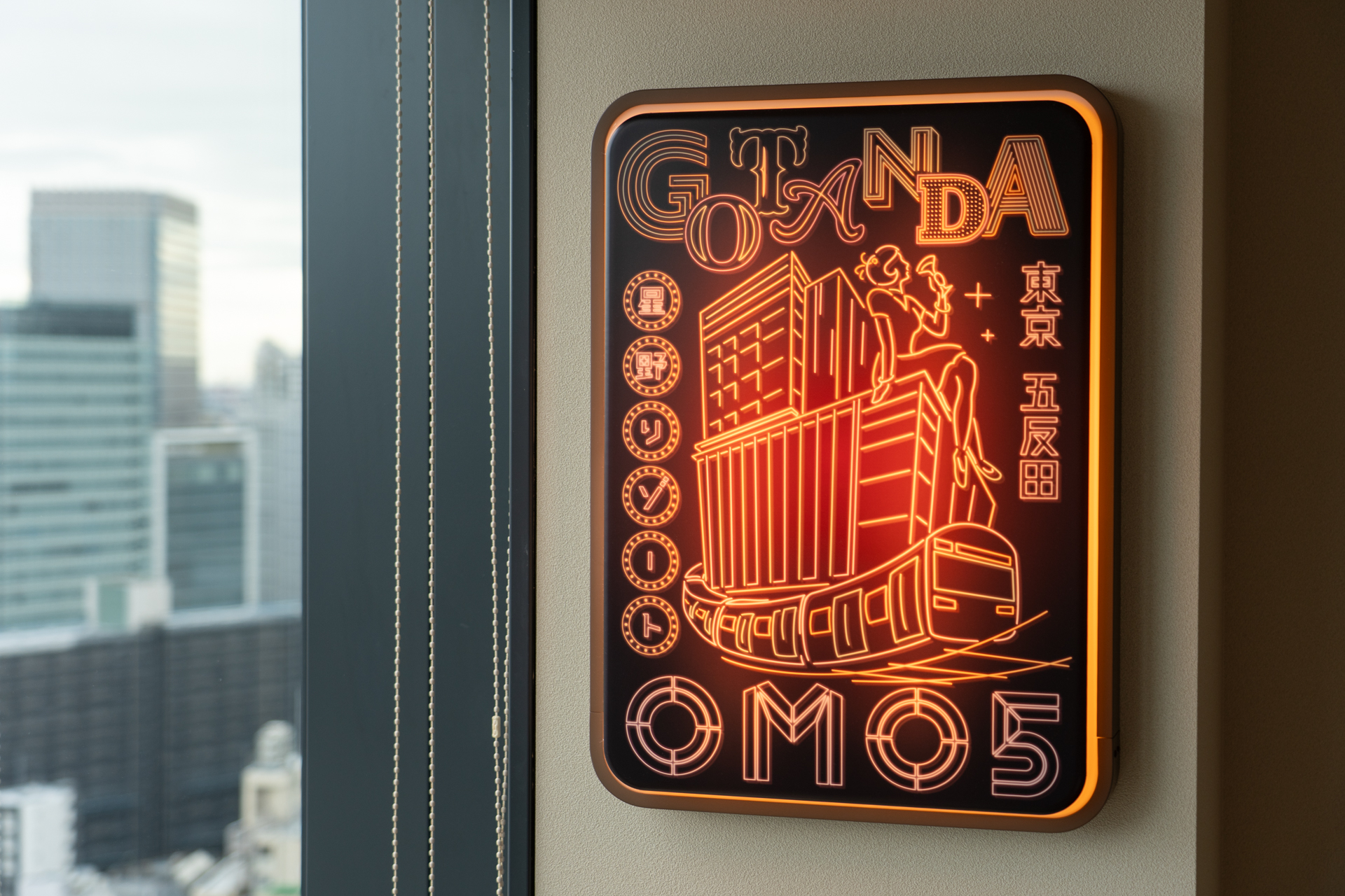 各部屋の壁には飲食店の看板を模したおしゃれな照明