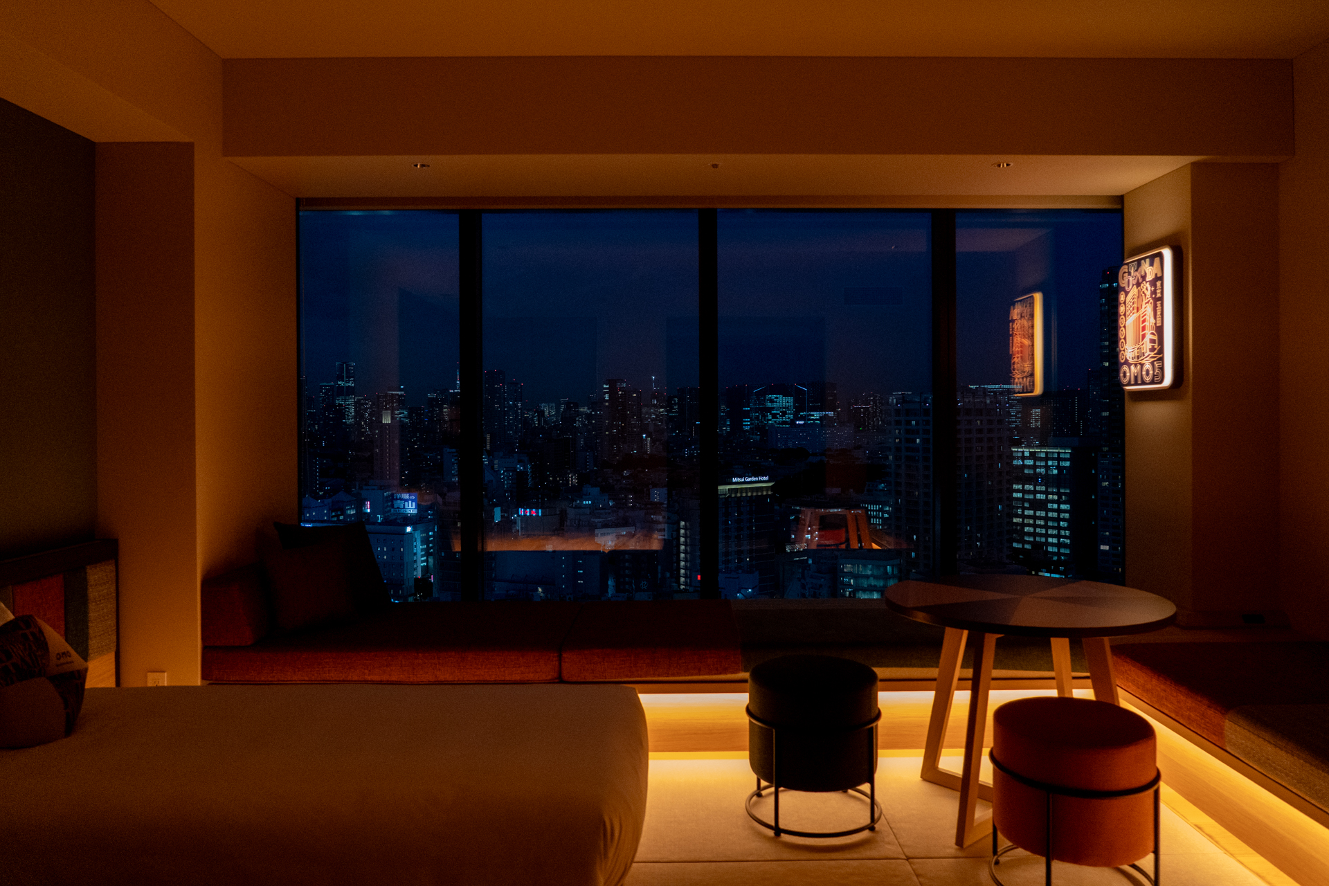 夜はこんな雰囲気に。ネオンサインのように浮かび上がる照明も素敵