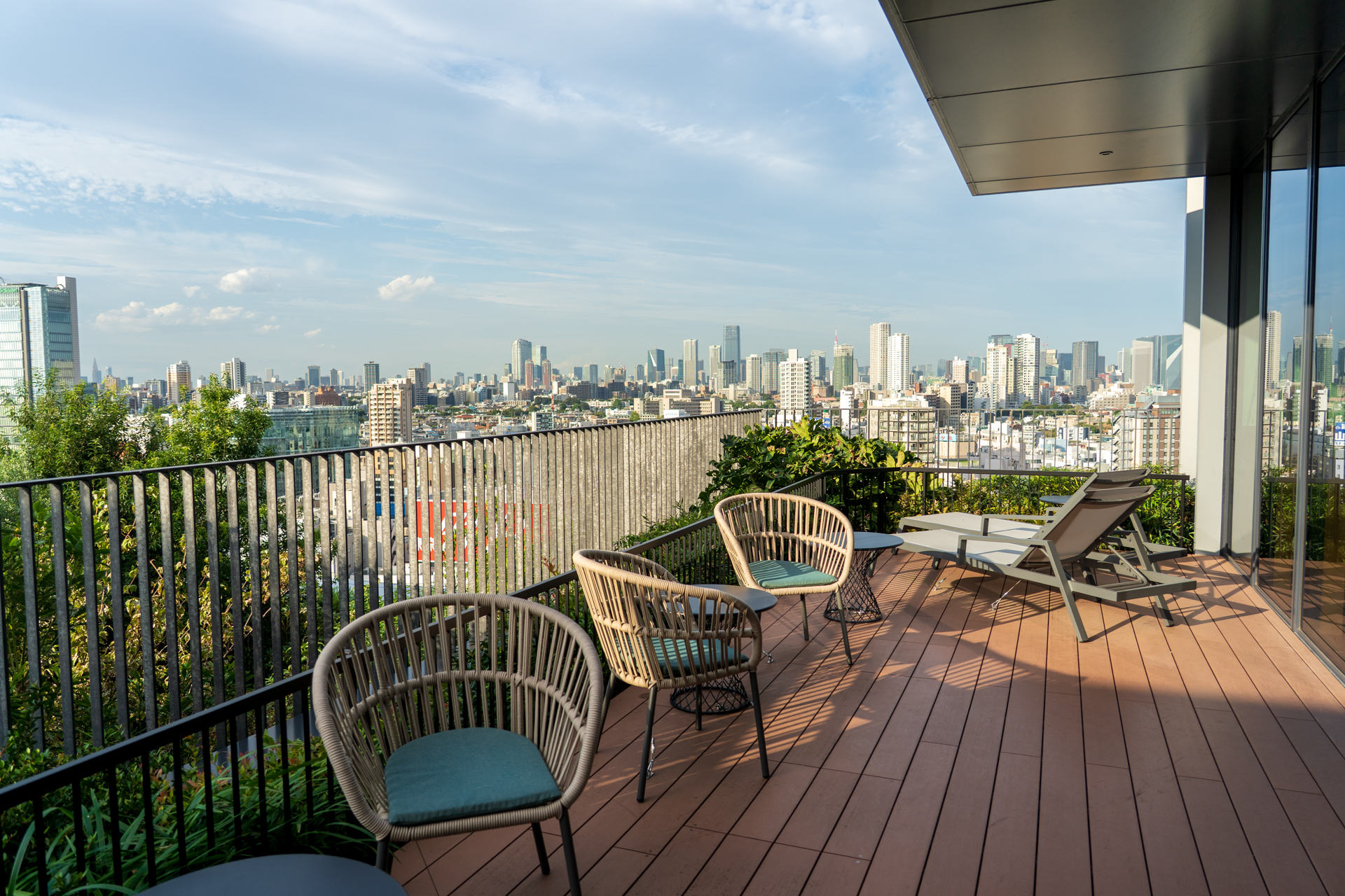 街並みを見渡せる「OMOドッグガーデン」のテラス
