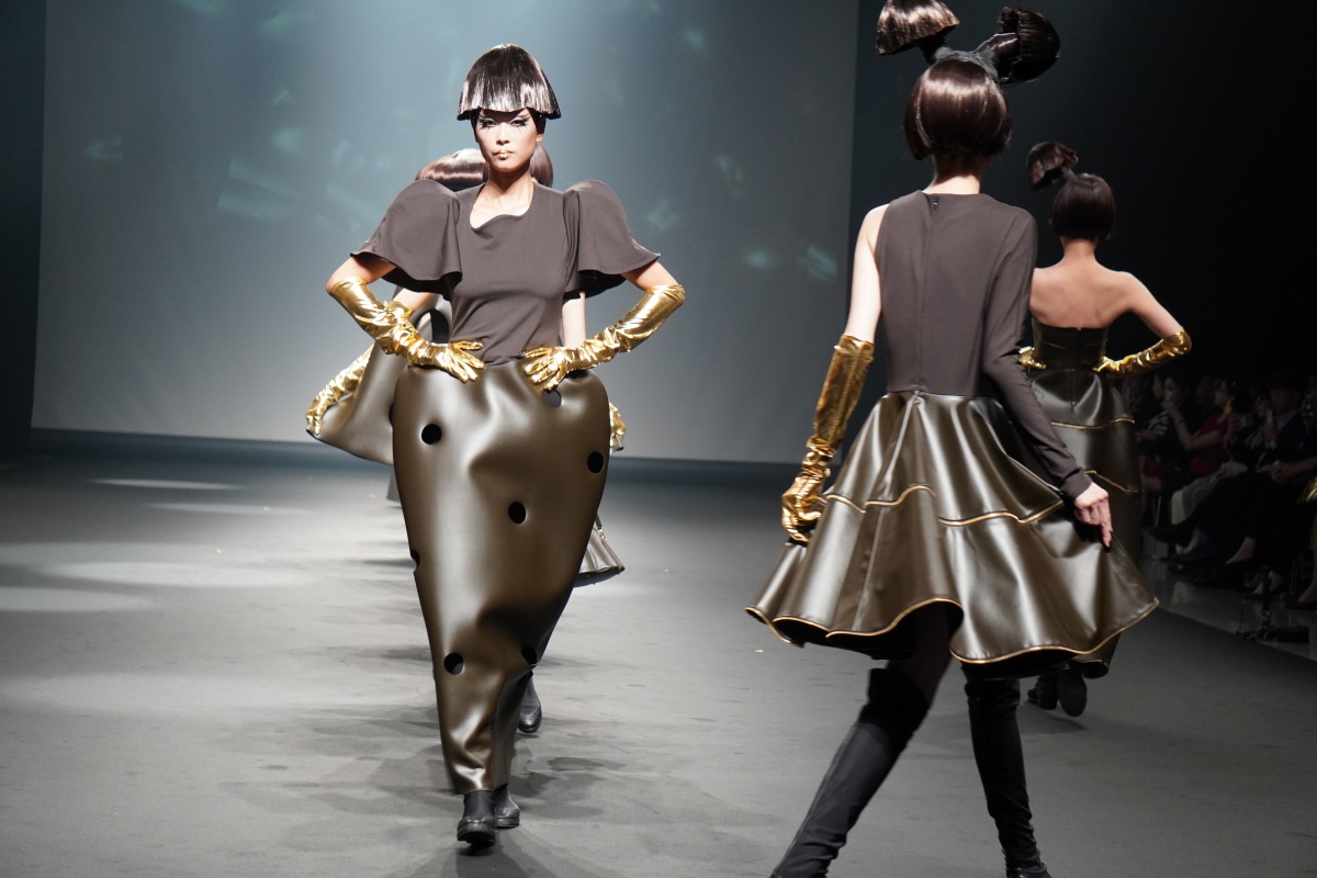 きのこの山をイメージしたファッションで登場