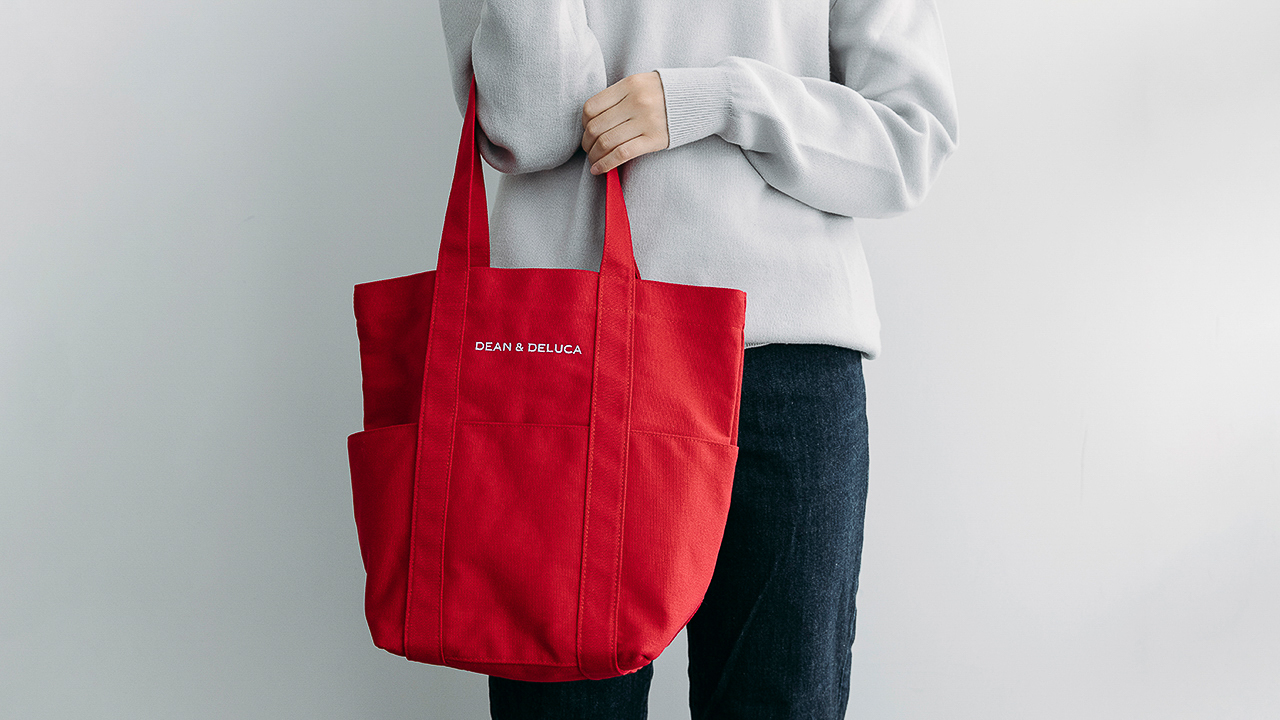 DEAN & DELUCA「口福を詰め込んだ 福袋2026」の「福袋2026 限定 ポケットコットントートRED」