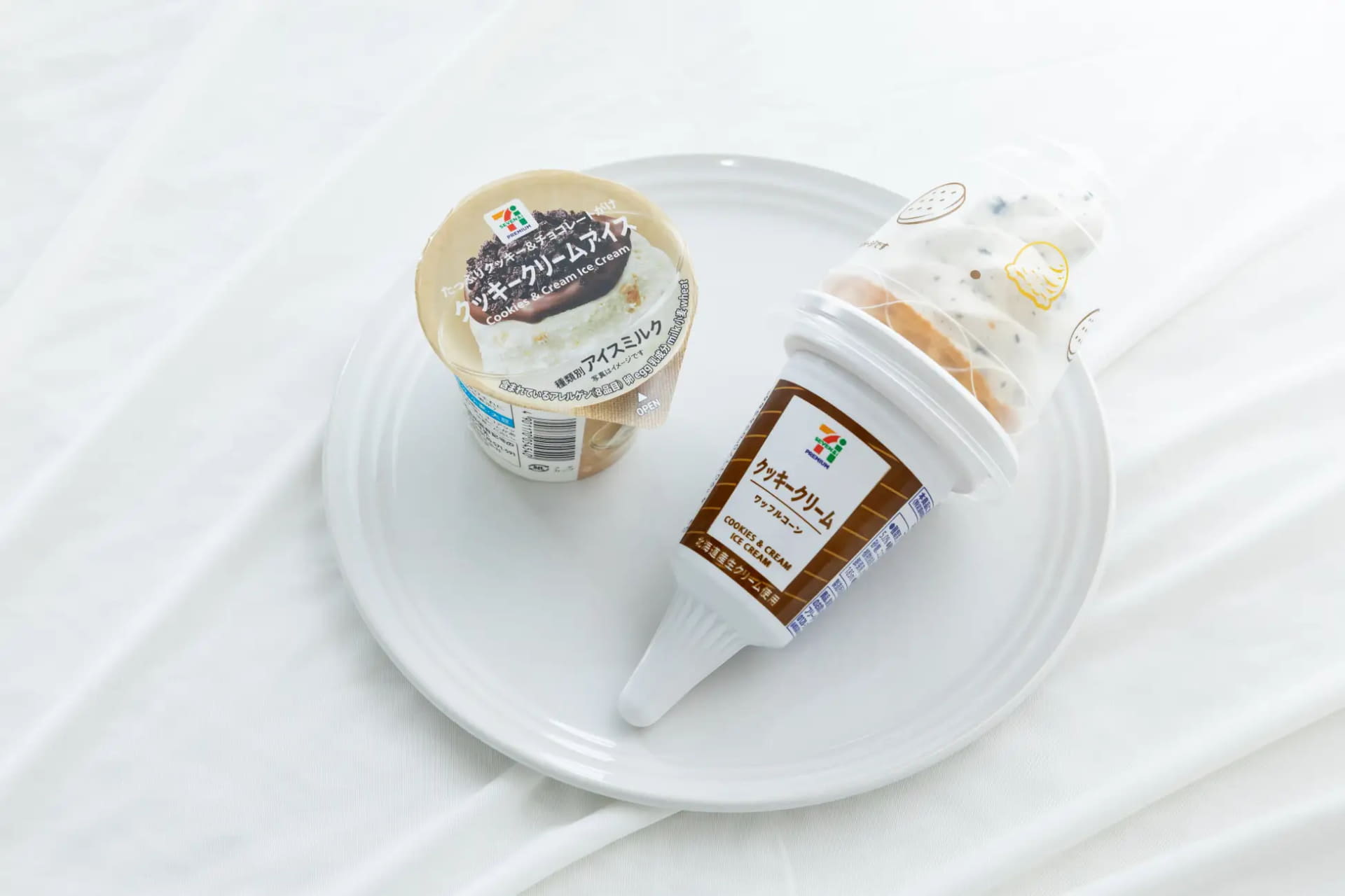 セブン-イレブン「セブンプレミアム ワッフルコーン クッキークリーム」と「セブンプレミアム クッキークリームアイス」