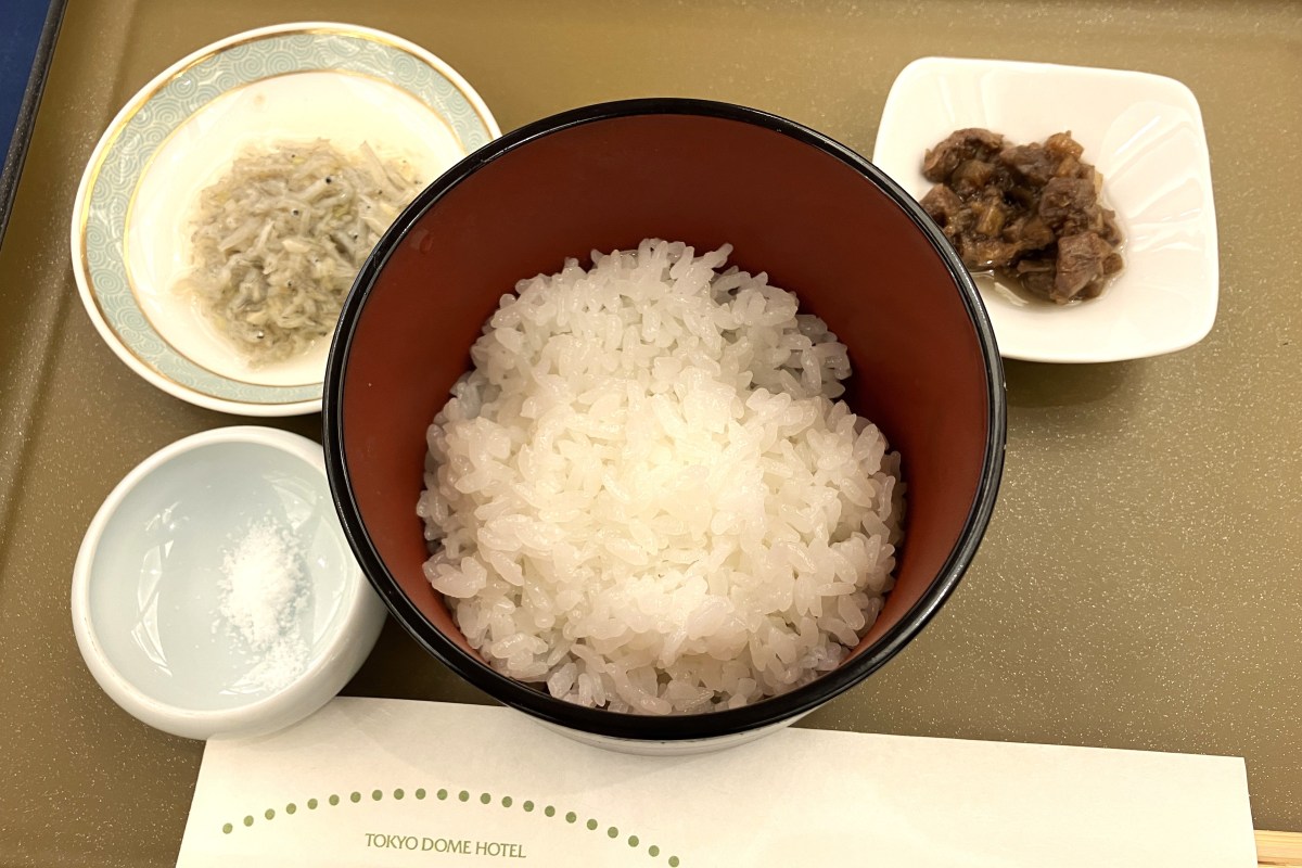 試食で提供された「あだたらの恵」（中央）と「しらすの香味醤」（左上）「牛肉とごぼうのオイル佃煮」（右上）と塩（左下）