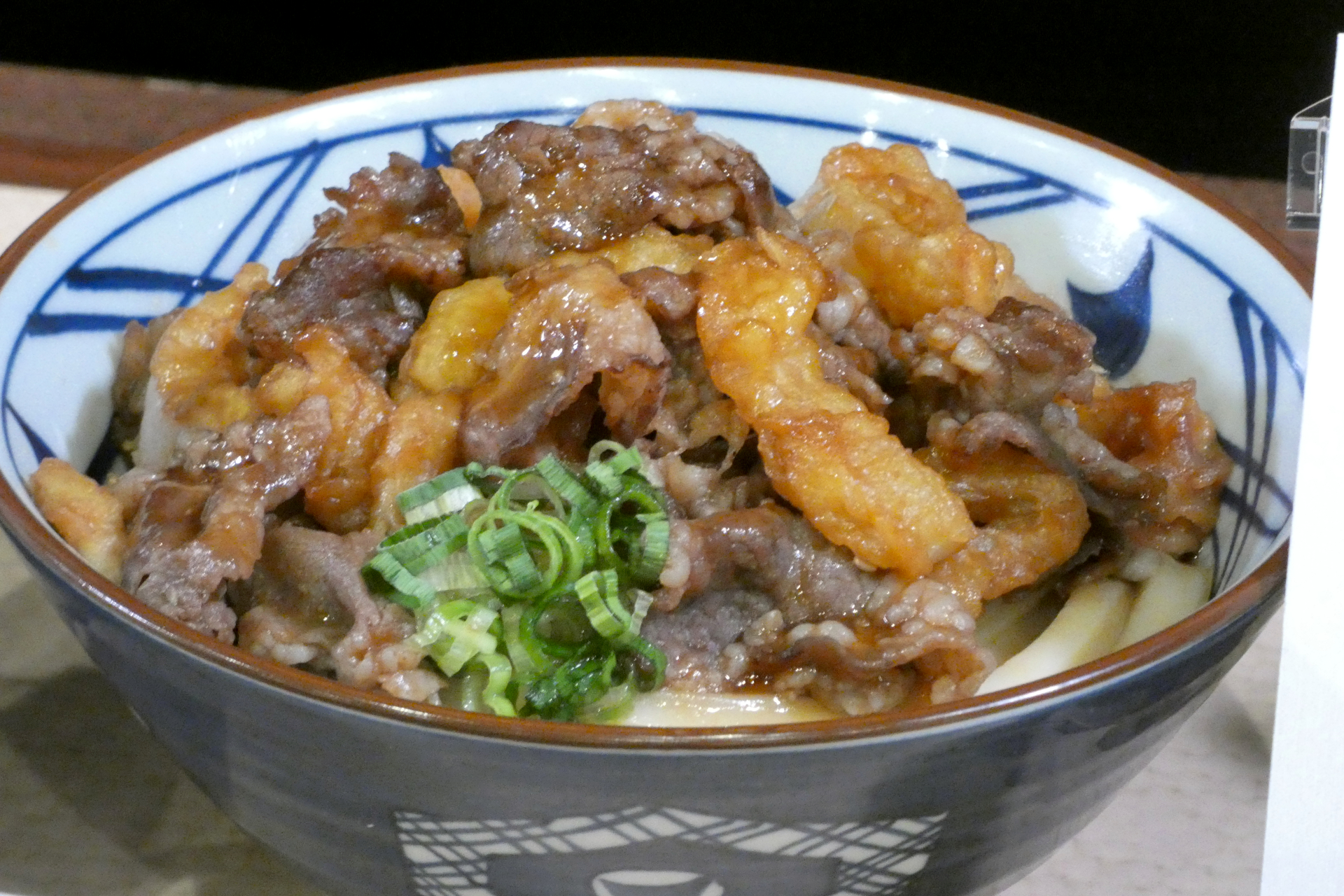 青森県：十和田の牛バラ焼きぶっかけうどん（並840円、大1020円、温/冷）