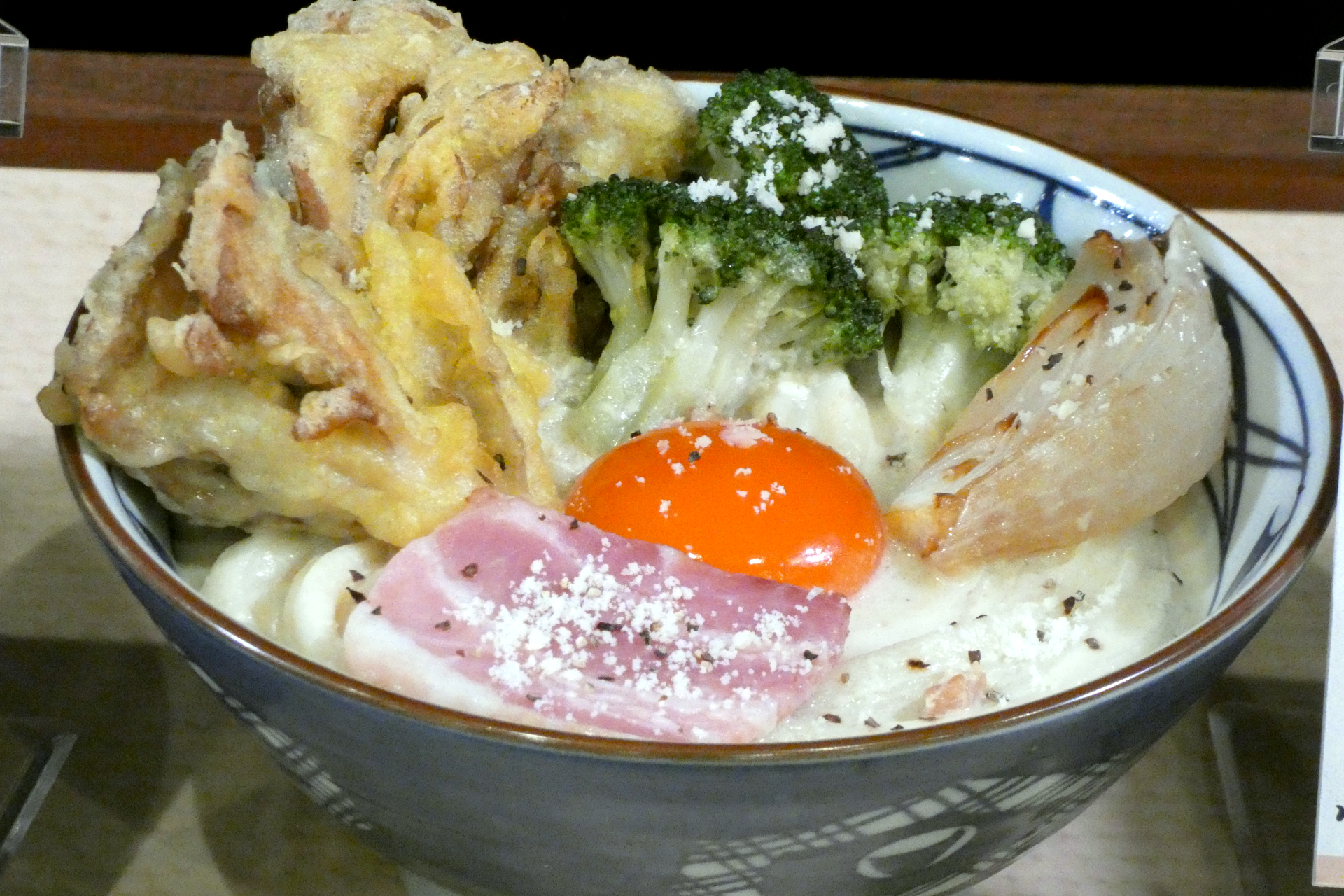 岩手県：岩手県産牛乳使用ミルクカルボナーラうどん（並890円、大1070円、温のみ）