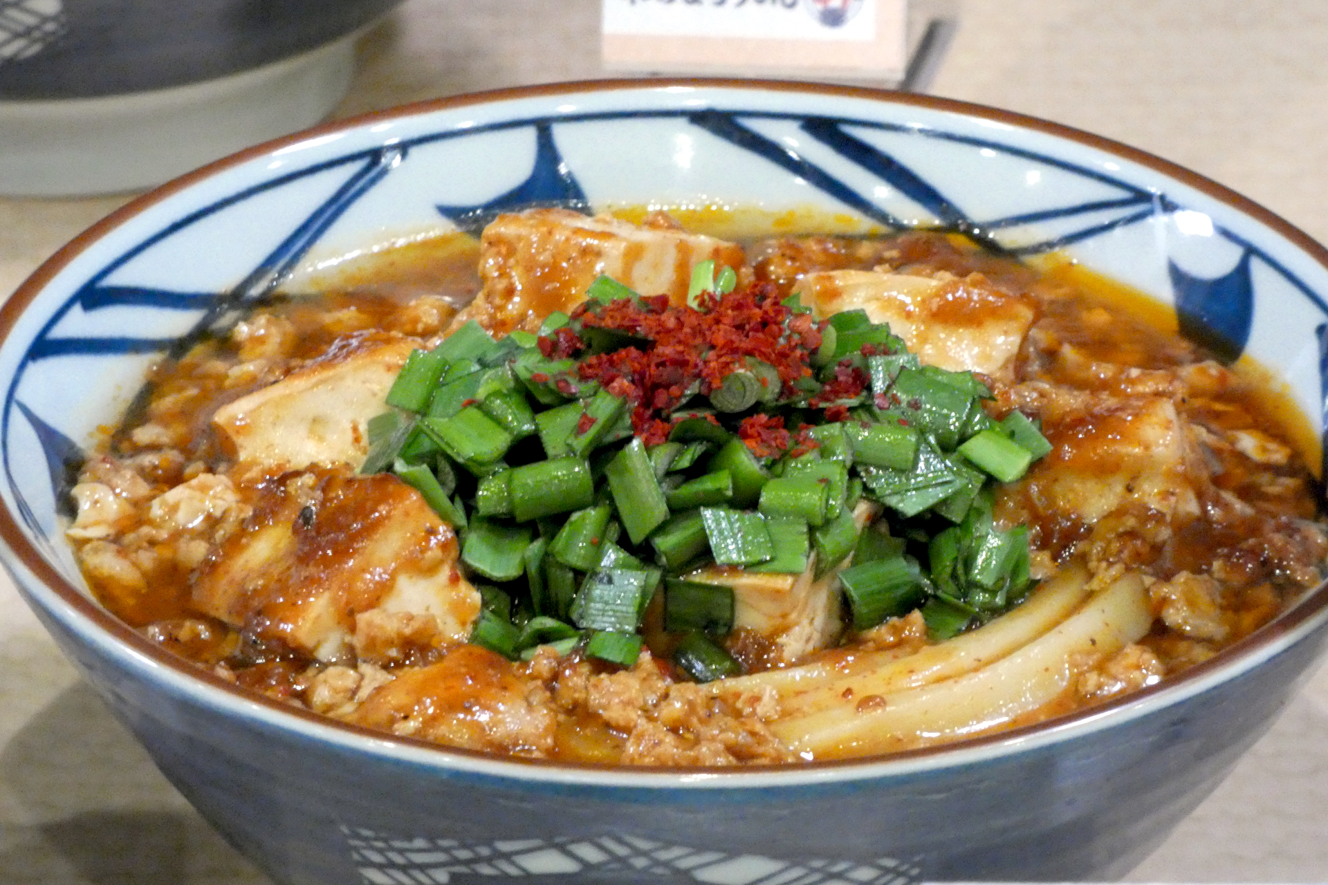 宮城県：四川風マーボーあんかけうどん（ひと口ごはんつき）（並840円、大1020円、温のみ）