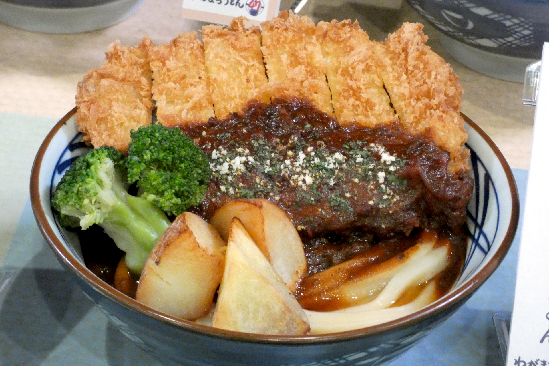 群馬県：手仕込みカツの濃厚デミぶっかけうどん（並890円、大1070円、温のみ）