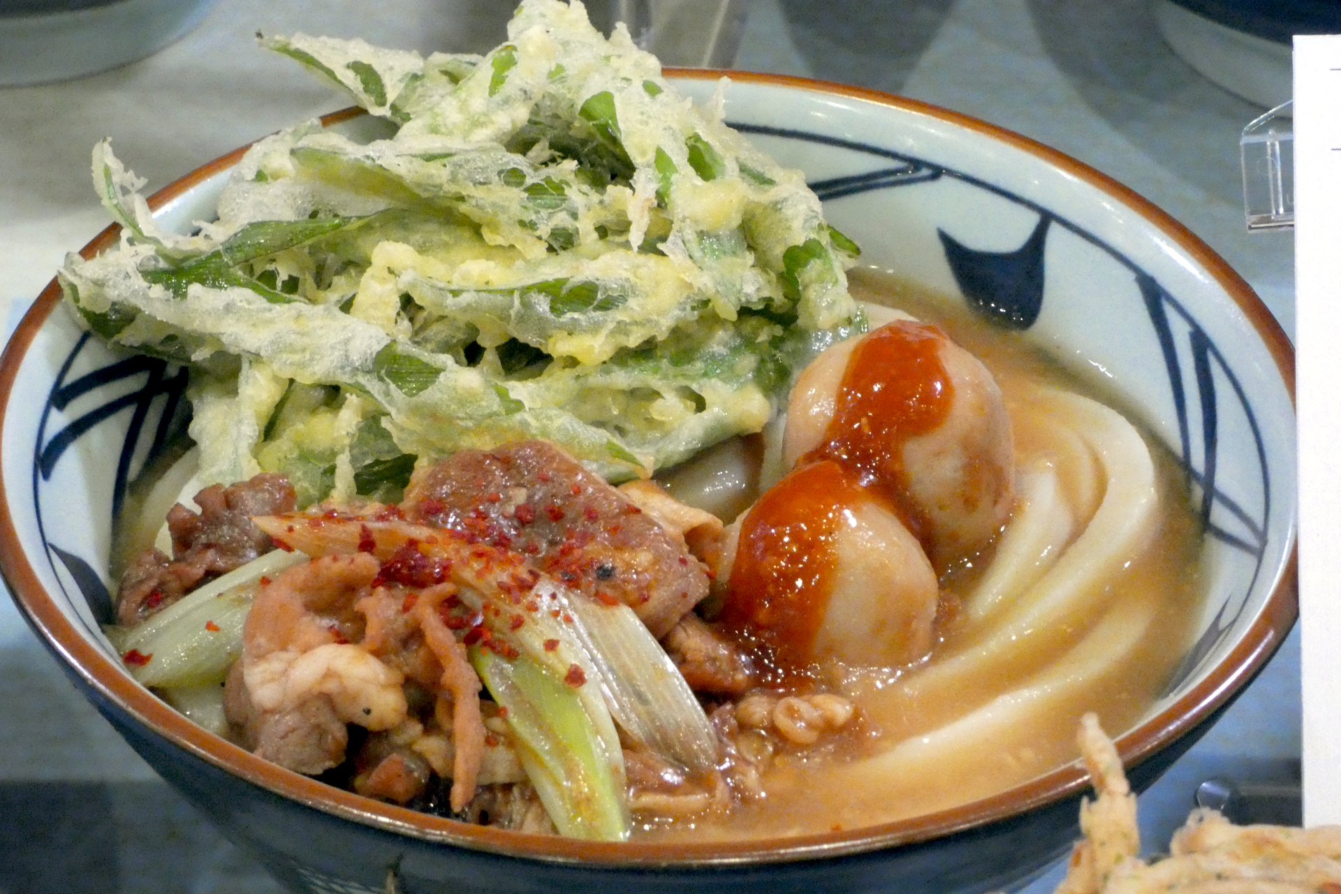 埼玉県：深谷ねぎと豚肉の味噌うどん（並840円、大1020円、温のみ）