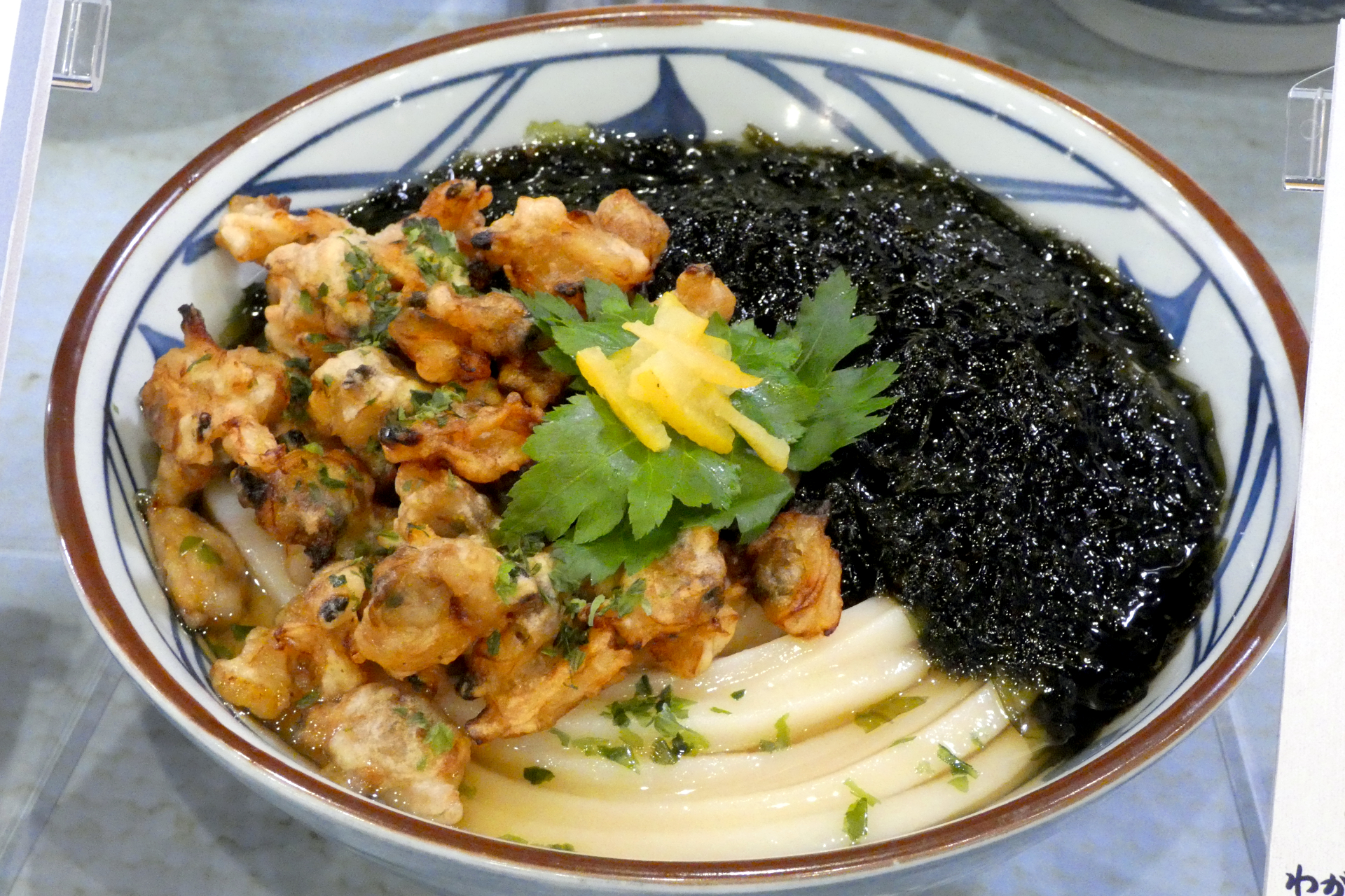 千葉県：ゆず香る あさり天と海苔の旨だしうどん（並840円、大1020円、温のみ）