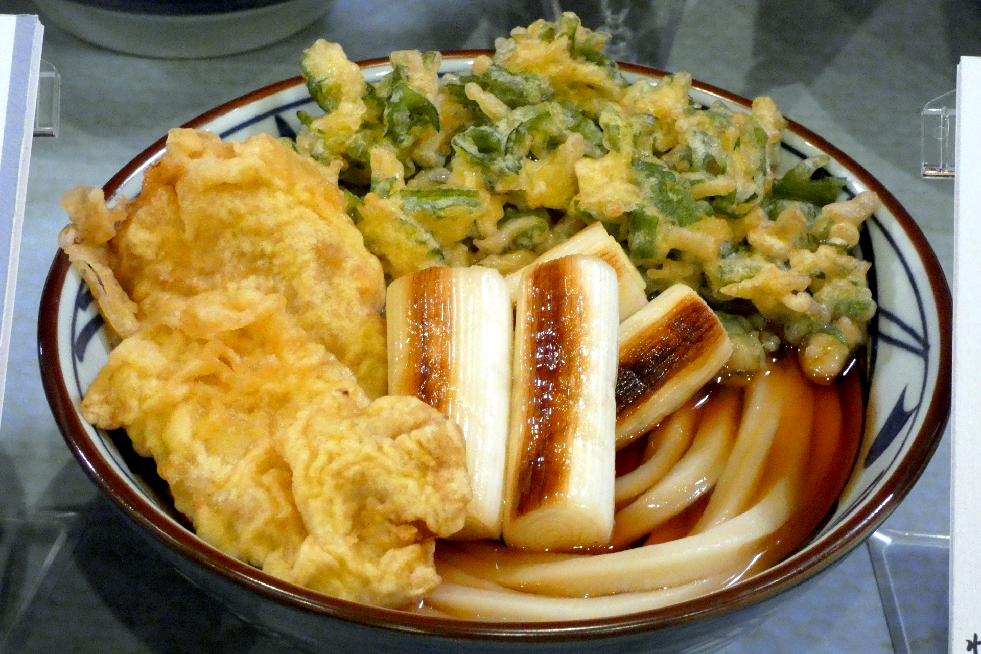 東京都：漬けまぐろ天と焼きねぎのねぎまうどん（並890円、大1070円、温のみ）