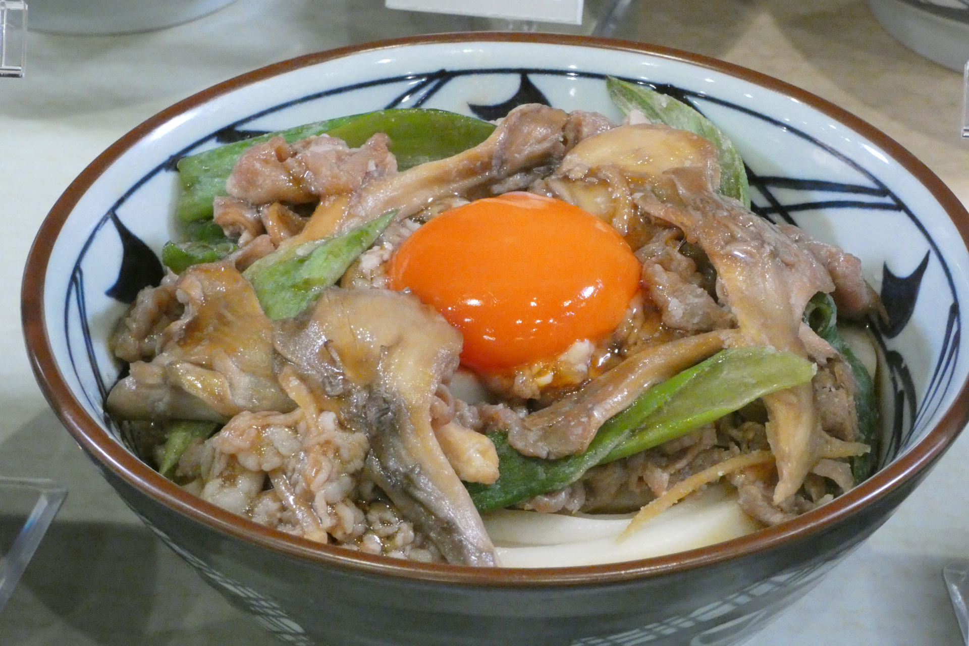 新潟県：雪国まいたけと肉玉ぶっかけうどん（並890円、大1070円、温/冷）