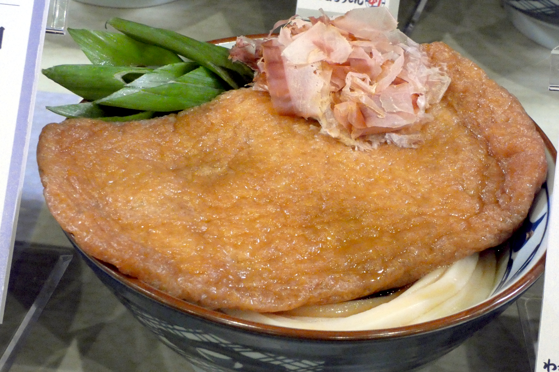 福井県：谷口屋大判きつね揚げぶっかけうどん（並840円、大1020円、温/冷）