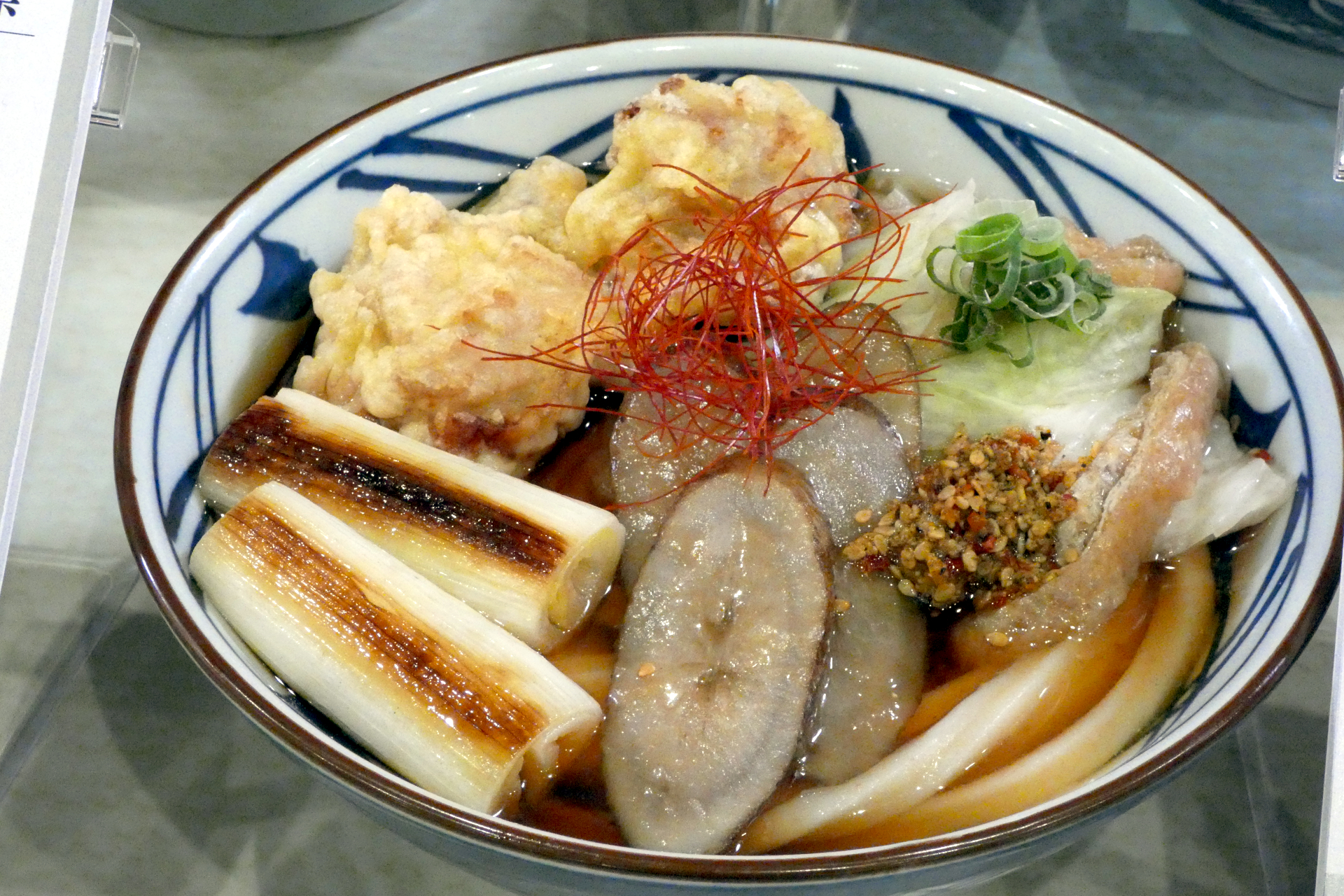 山梨県：信玄どりとごぼうの旨だしうどん～すりだね添え～（並890円、大1070円、温のみ）