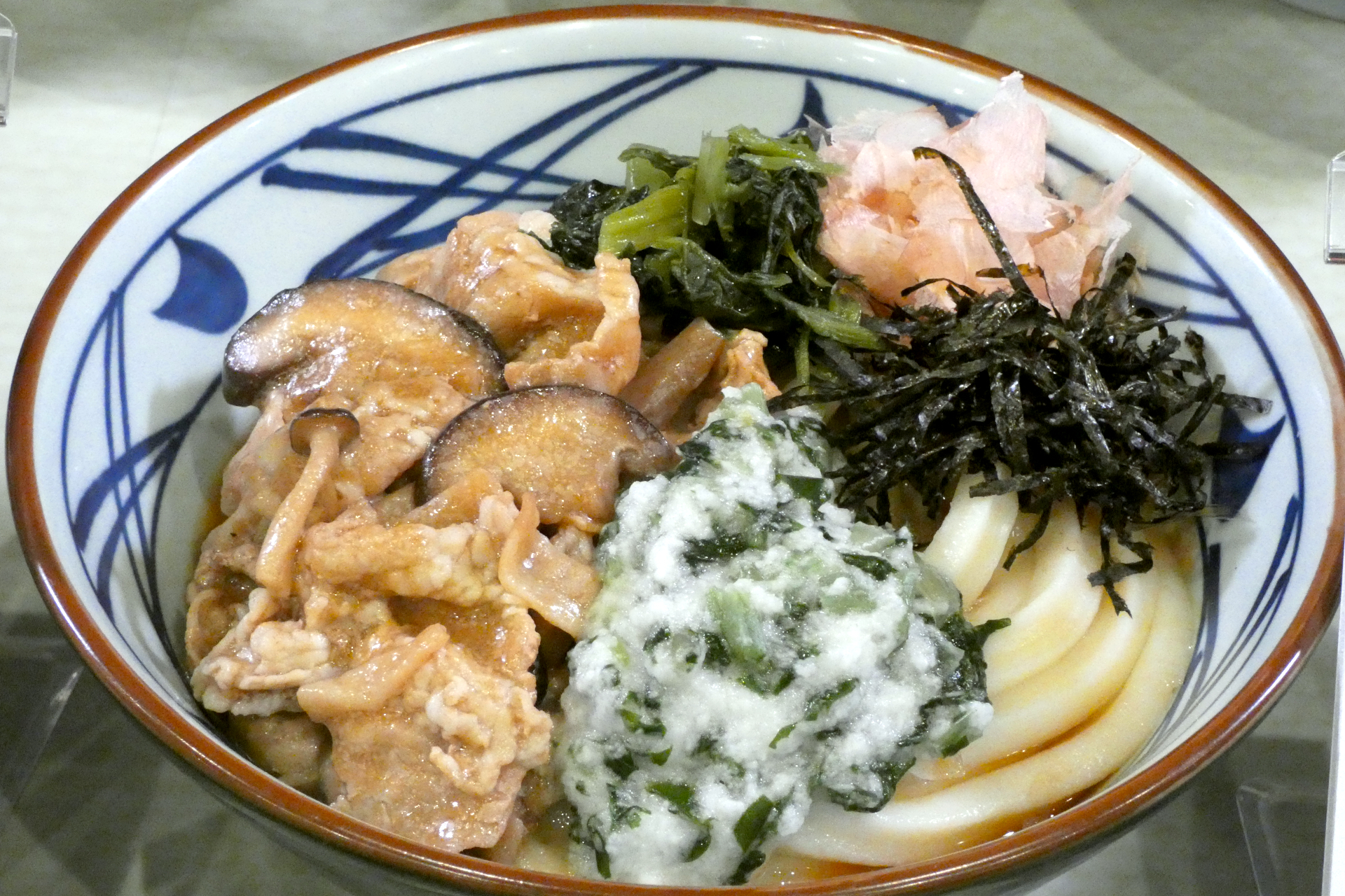 長野県：安曇野（あづみの）わさびと野沢菜ぶっかけうどん（並790円、大970円、温/冷）