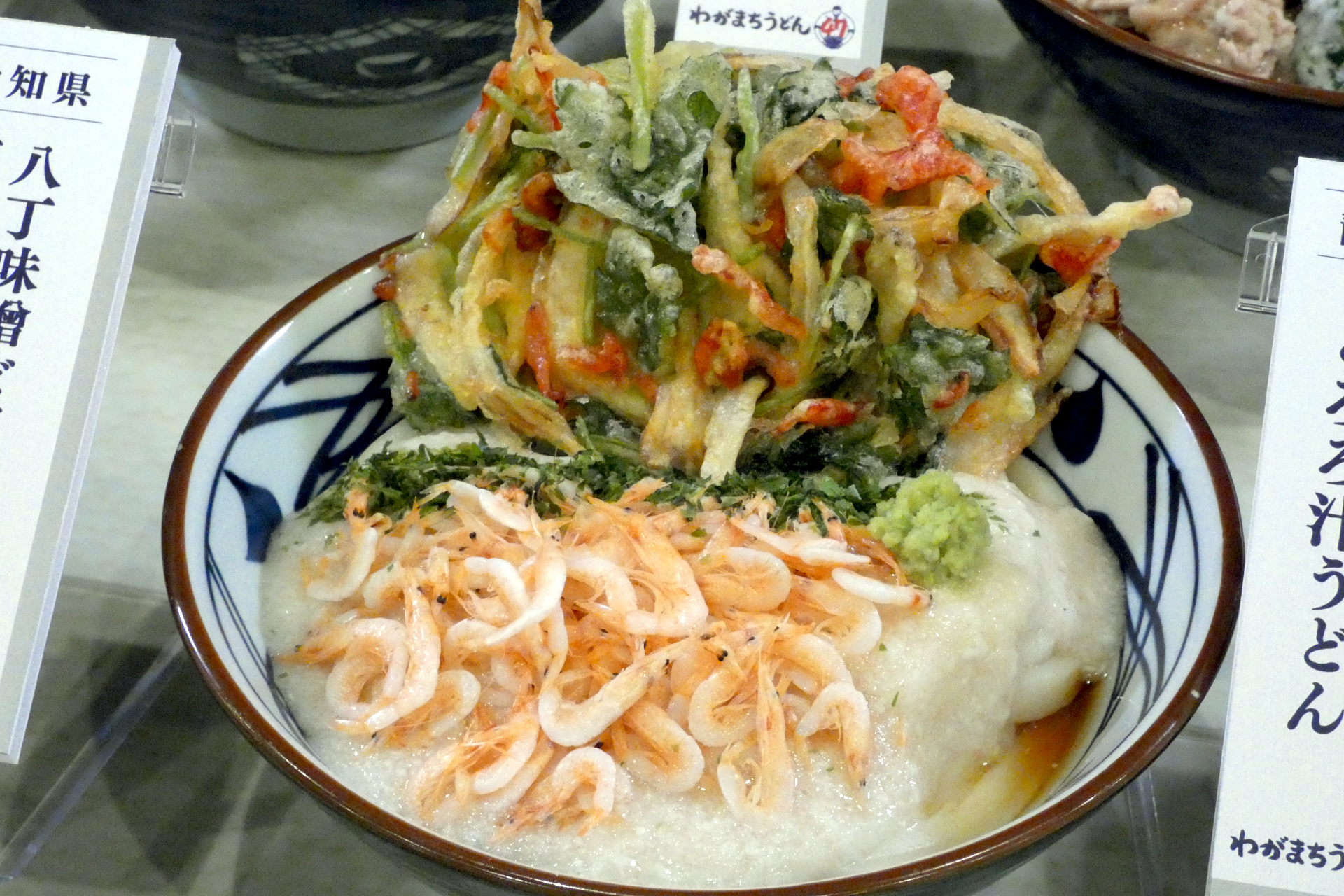 静岡県：桜えびとあおさのとろろ汁うどん（並890円、大1070円、冷のみ）