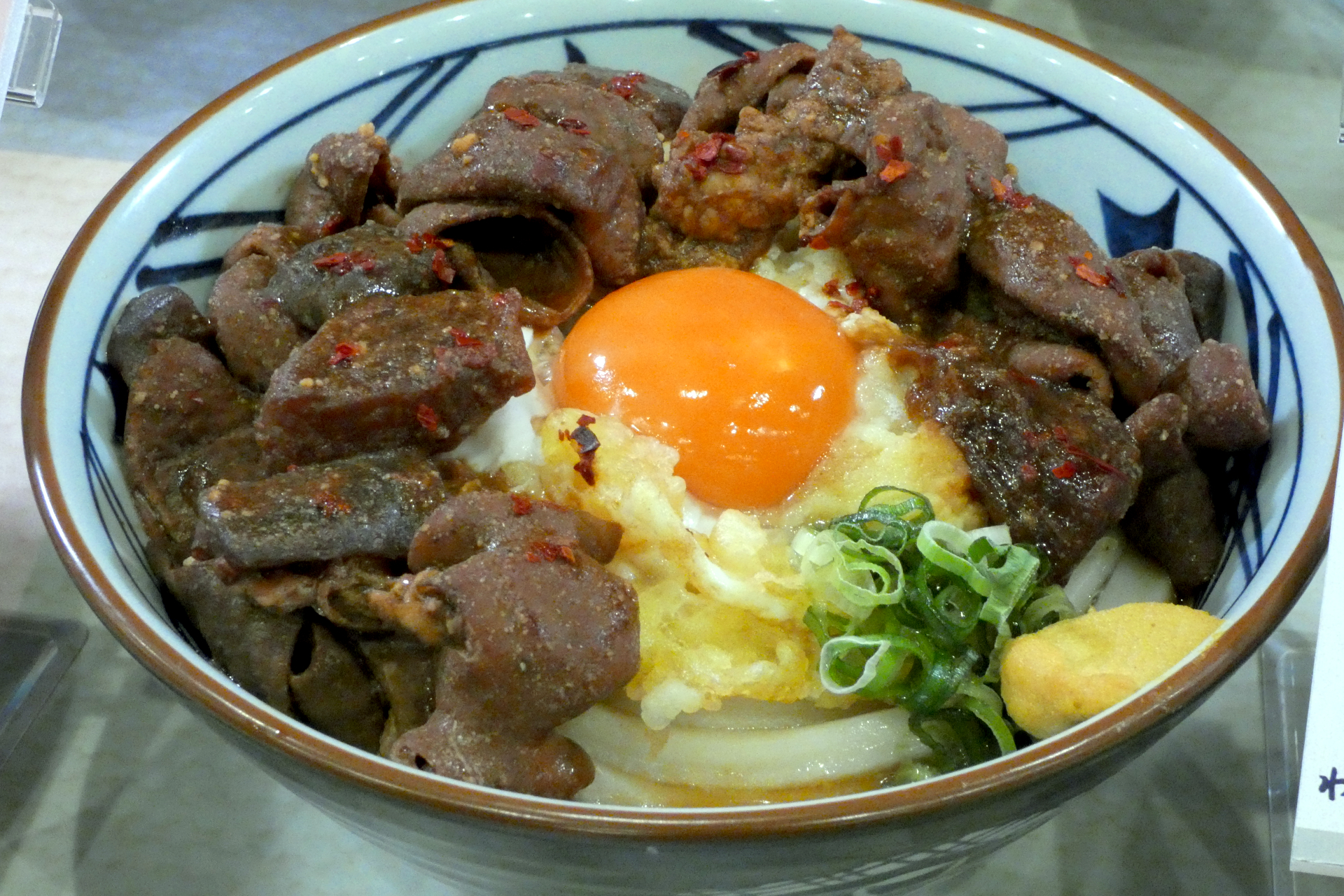 愛知県：八丁味噌どて煮玉子天ぶっかけうどん（並890円、大1070円、温のみ）