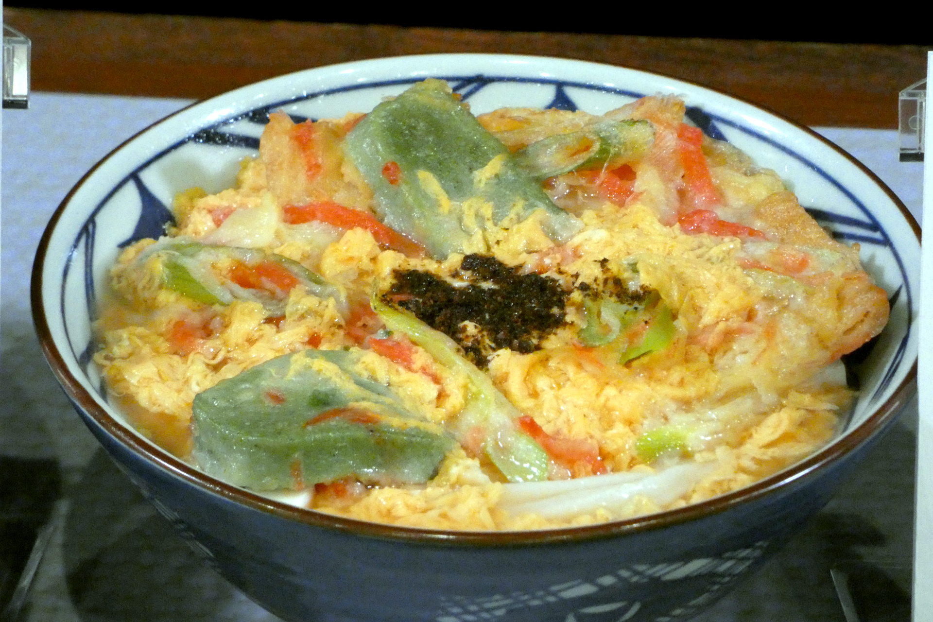 京都府：黒煎り七味香る衣笠（きぬがさ）風あんだくうどん（並890円、大1070円、温のみ）