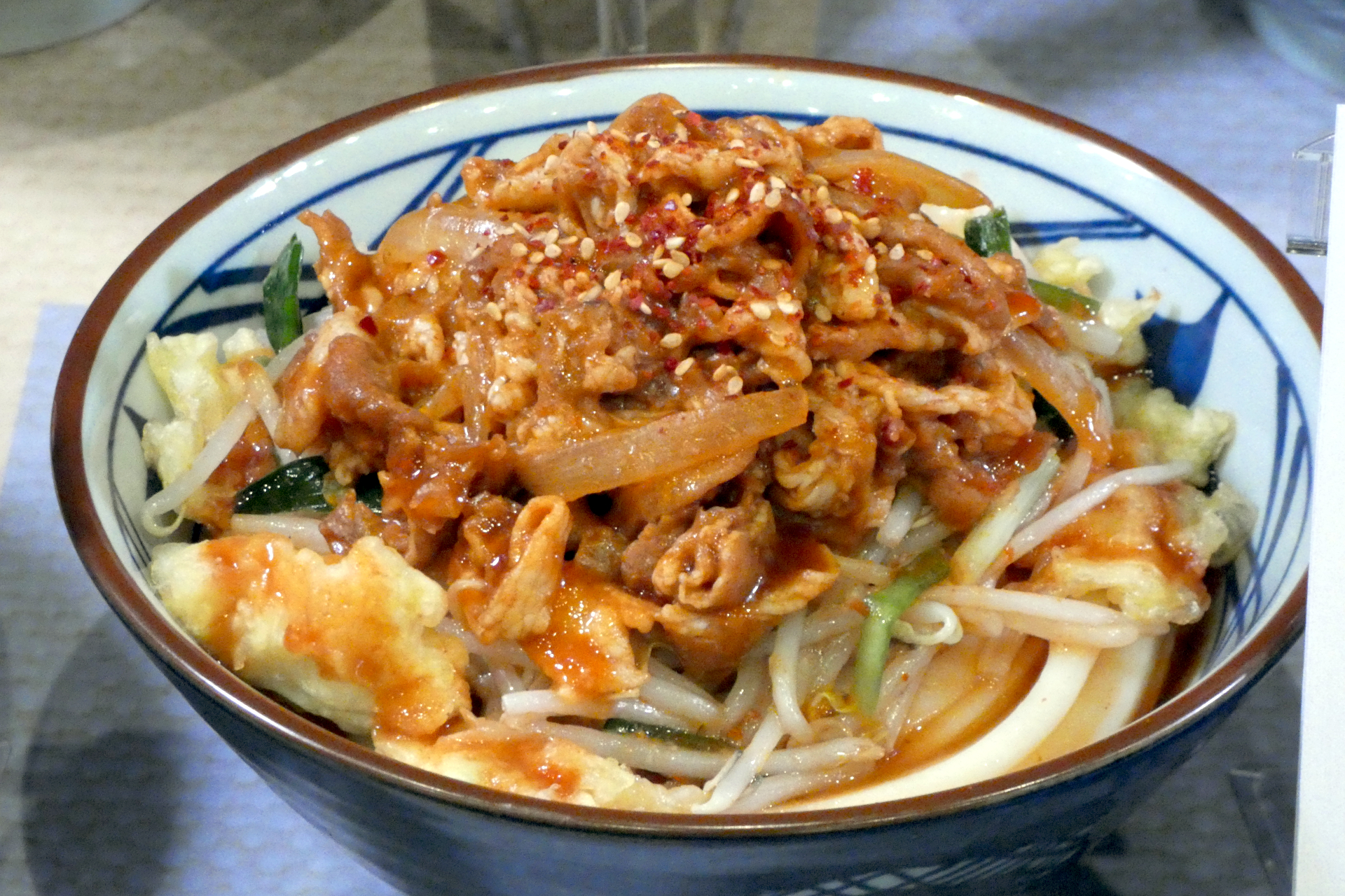 大阪府：豚キャベちりとり鍋風まぜうどん（並890円、大1,070円、温のみ）