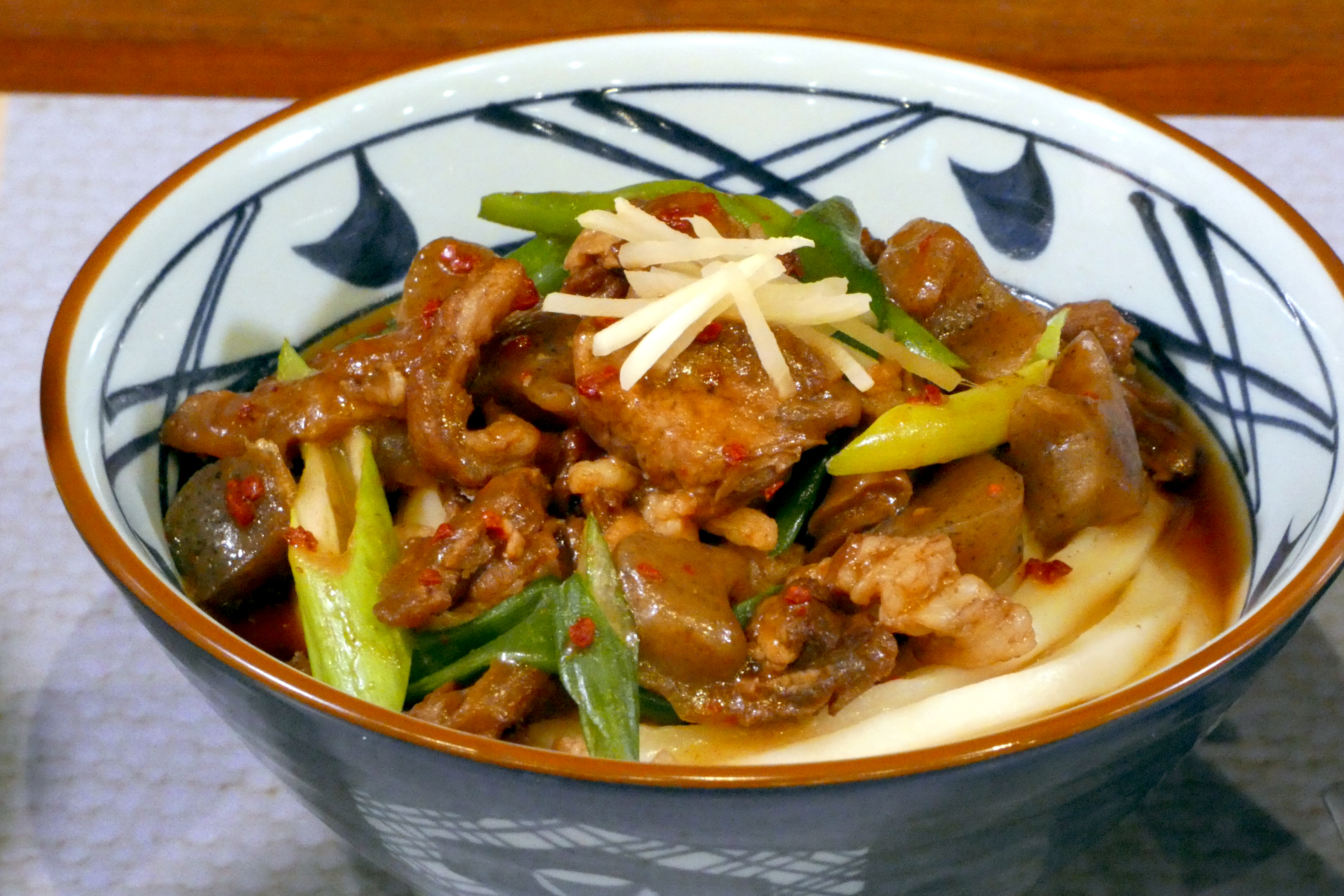 兵庫県：牛すじぼっかけうどん（並790円、大970円、温のみ）