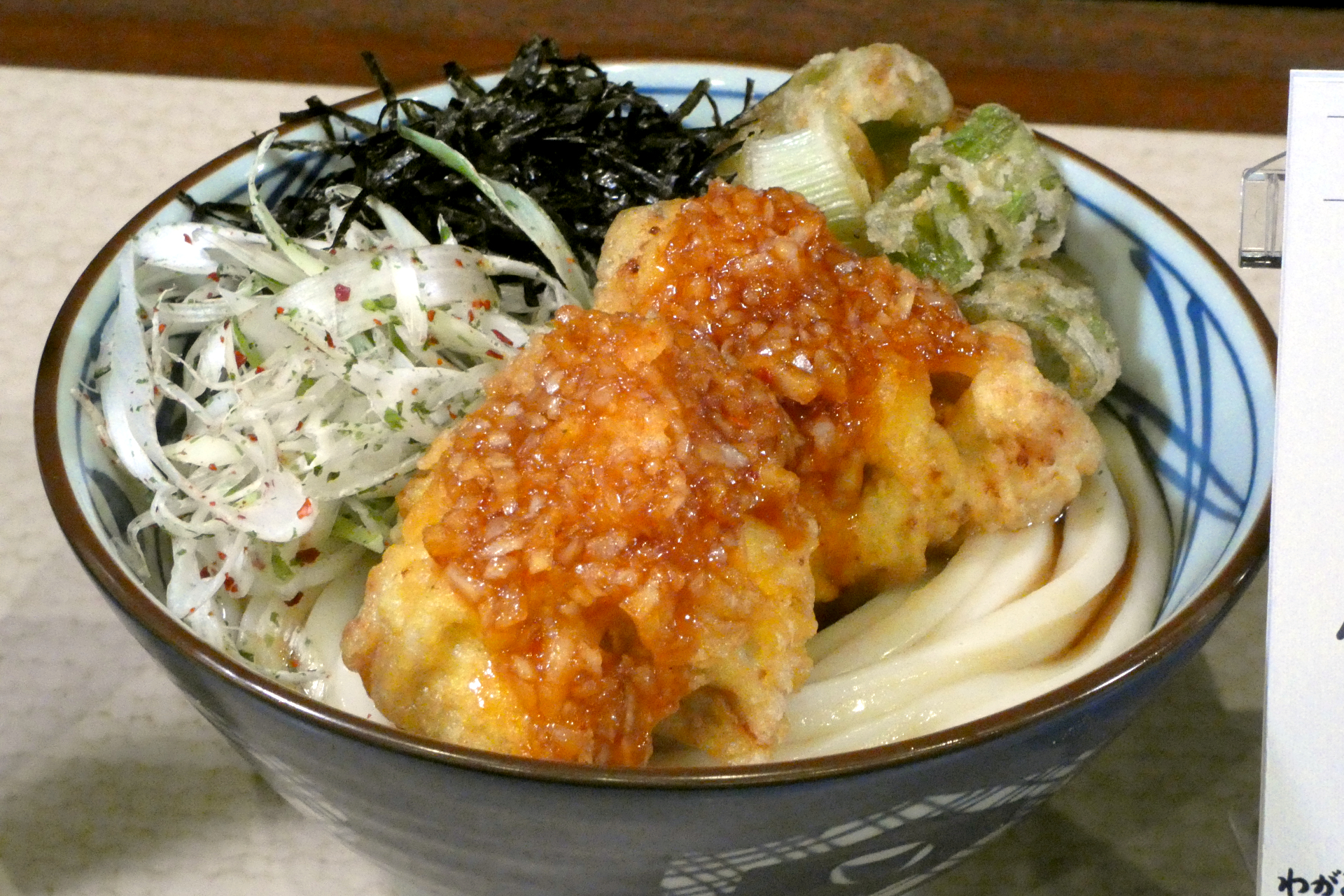 鳥取県：大山（だいせん）どりのねぎづくしぶっかけうどん（並890円、大1070円、温/冷）