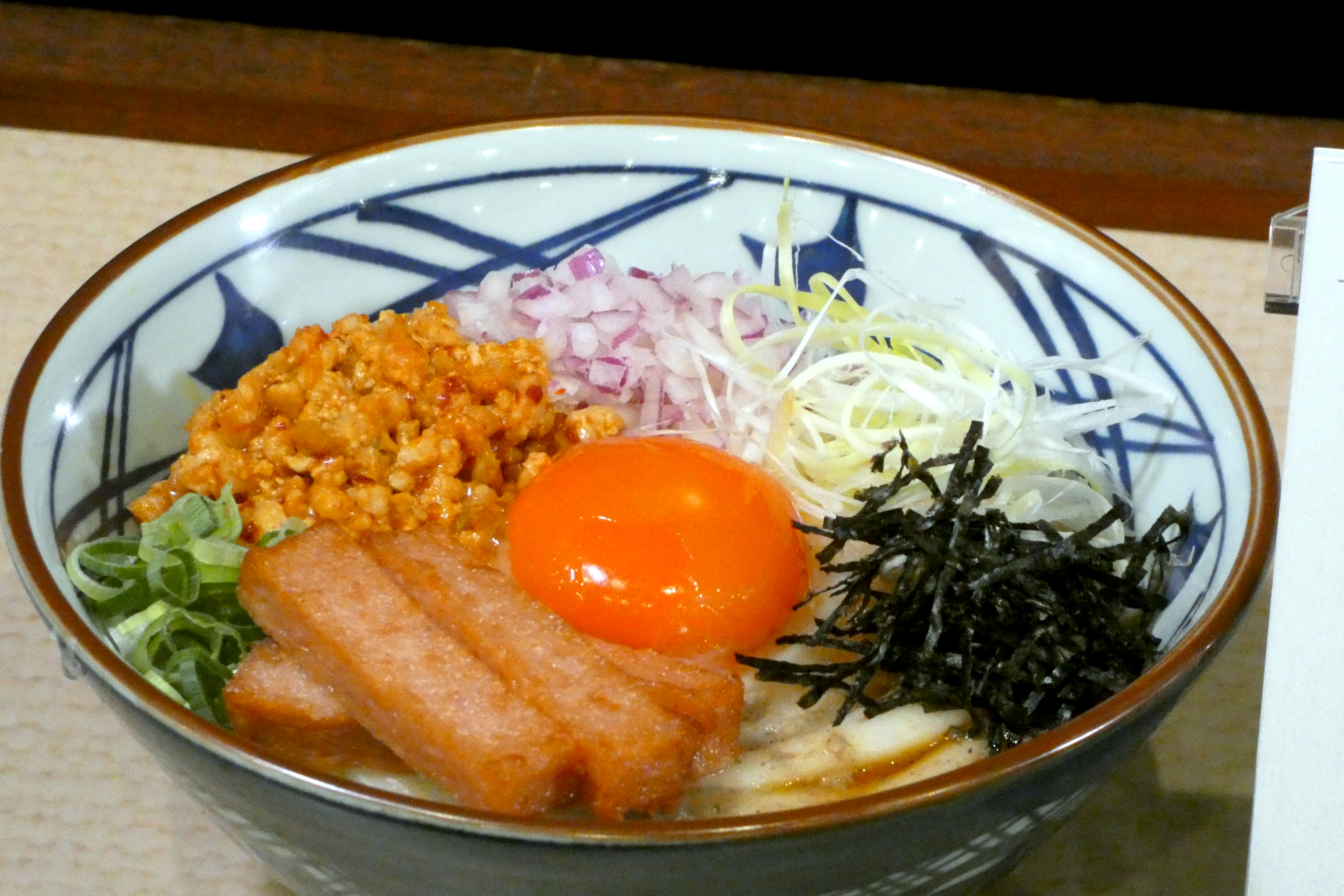 島根県：旨辛赤てんまぜうどん（並790円、大970円、温のみ）