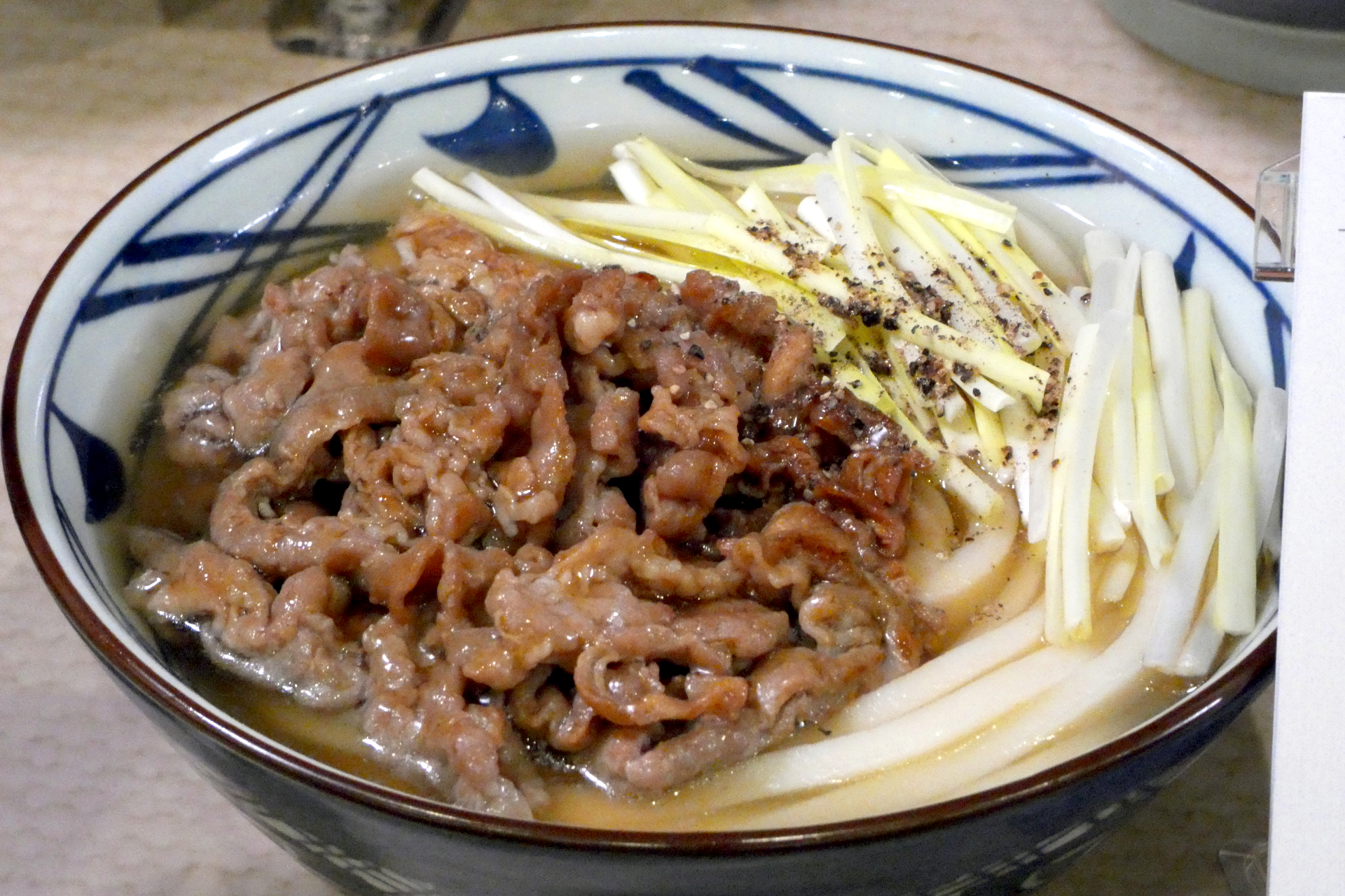 岡山県：黄ニラ肉うどん（並890円、大1070円、温のみ）