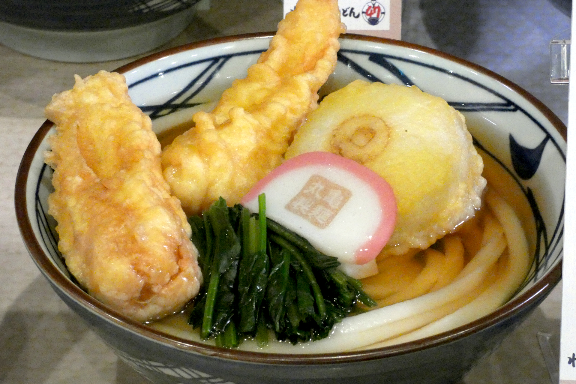 香川県：あんもち天と鯛ちく天のかけうどん（並890円、大1070円、温のみ）