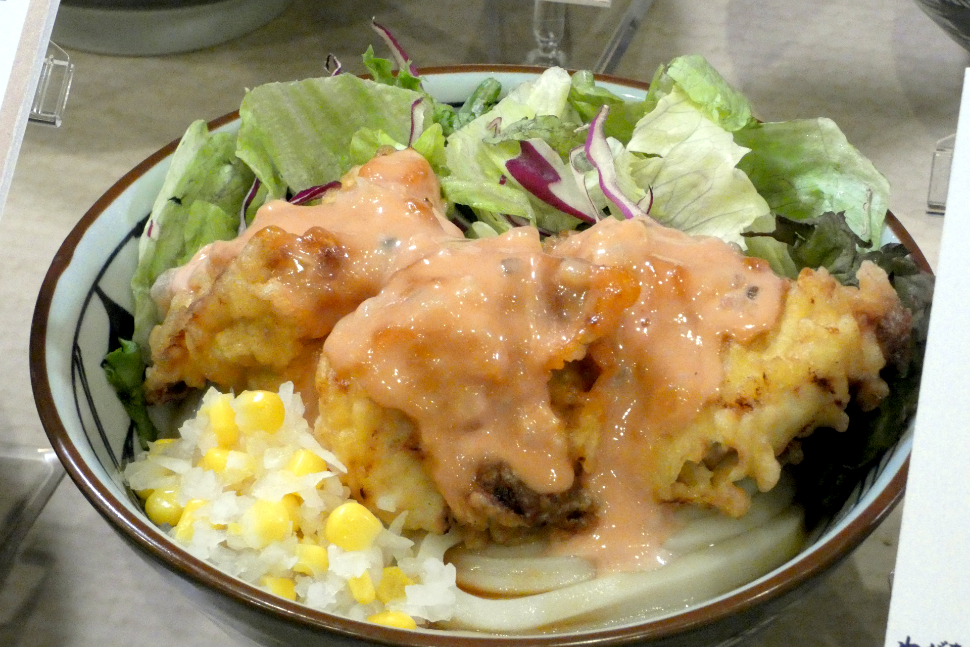 高知県：チキン南蛮オーロラソースぶっかけうどん（並890円、大1070円、温/冷）