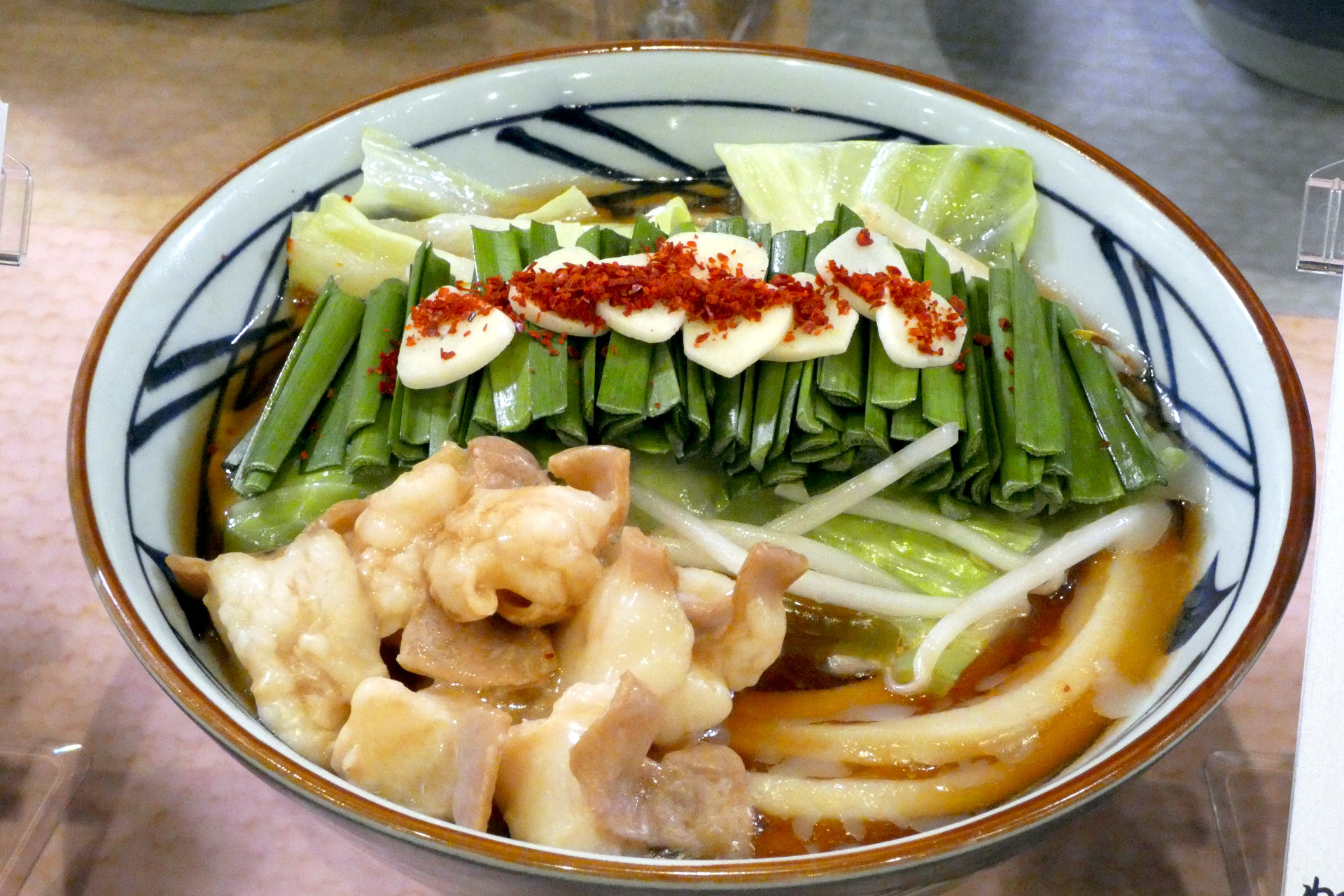 福岡県：博多もつ鍋風うどん（並890円、大1070円、温のみ）