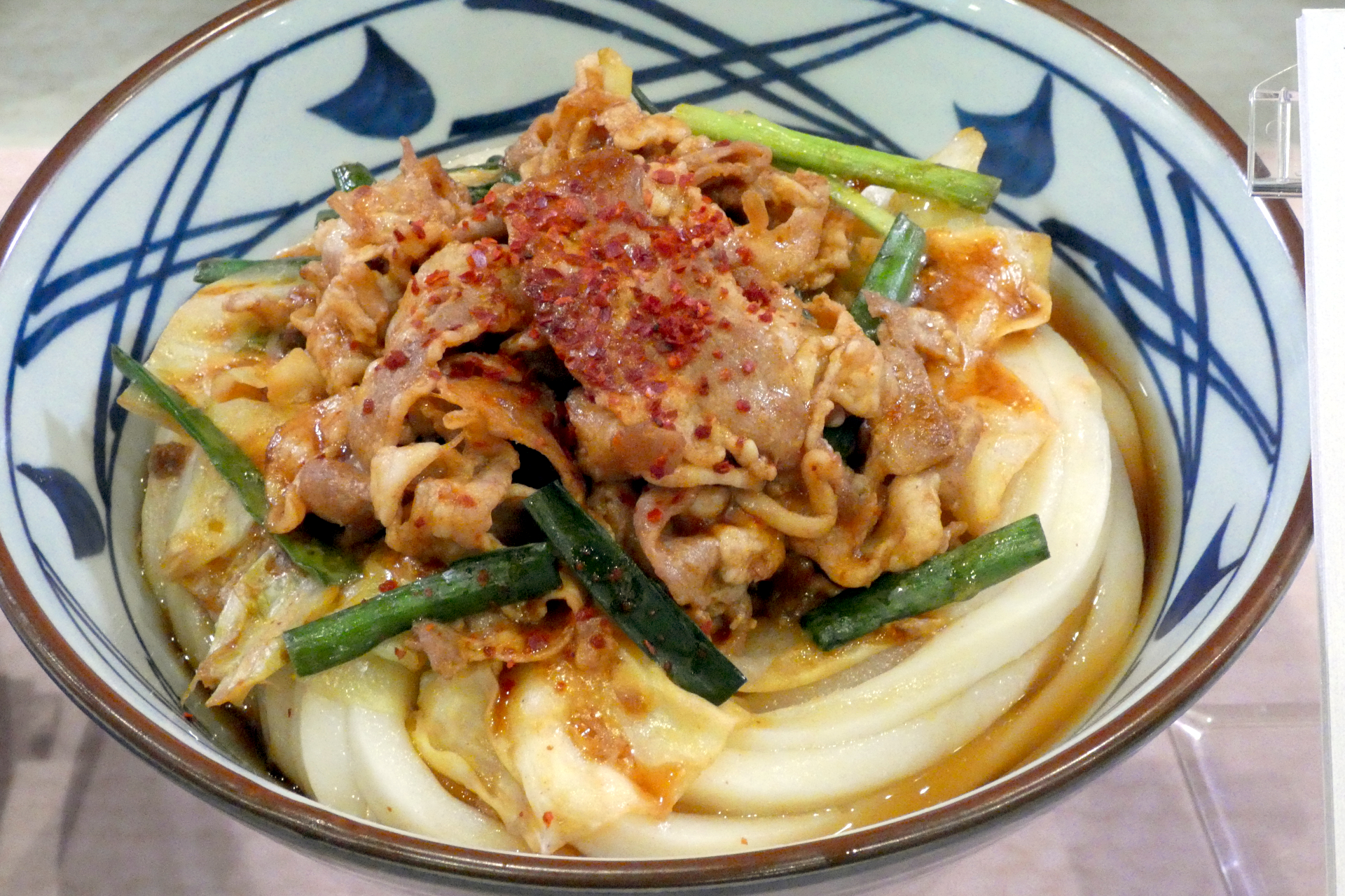 大分県：にら豚ぶっかけうどん（ひと口ごはんつき）（並840円、大1020円、温/冷）