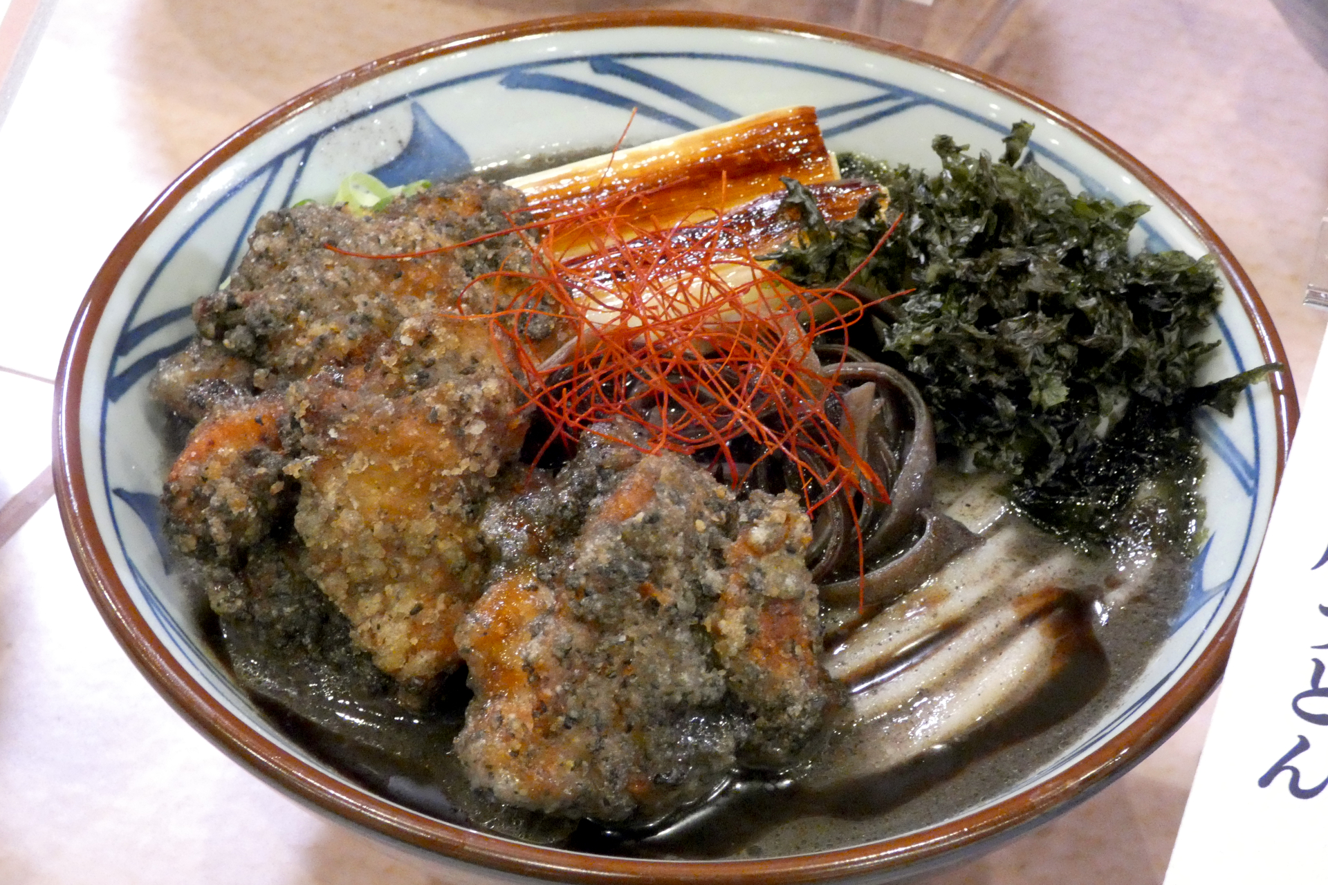 鹿児島県：黒ゴマ香る鶏黒湯（ちーへいたん）風うどん（並790円、大970円、温のみ）
