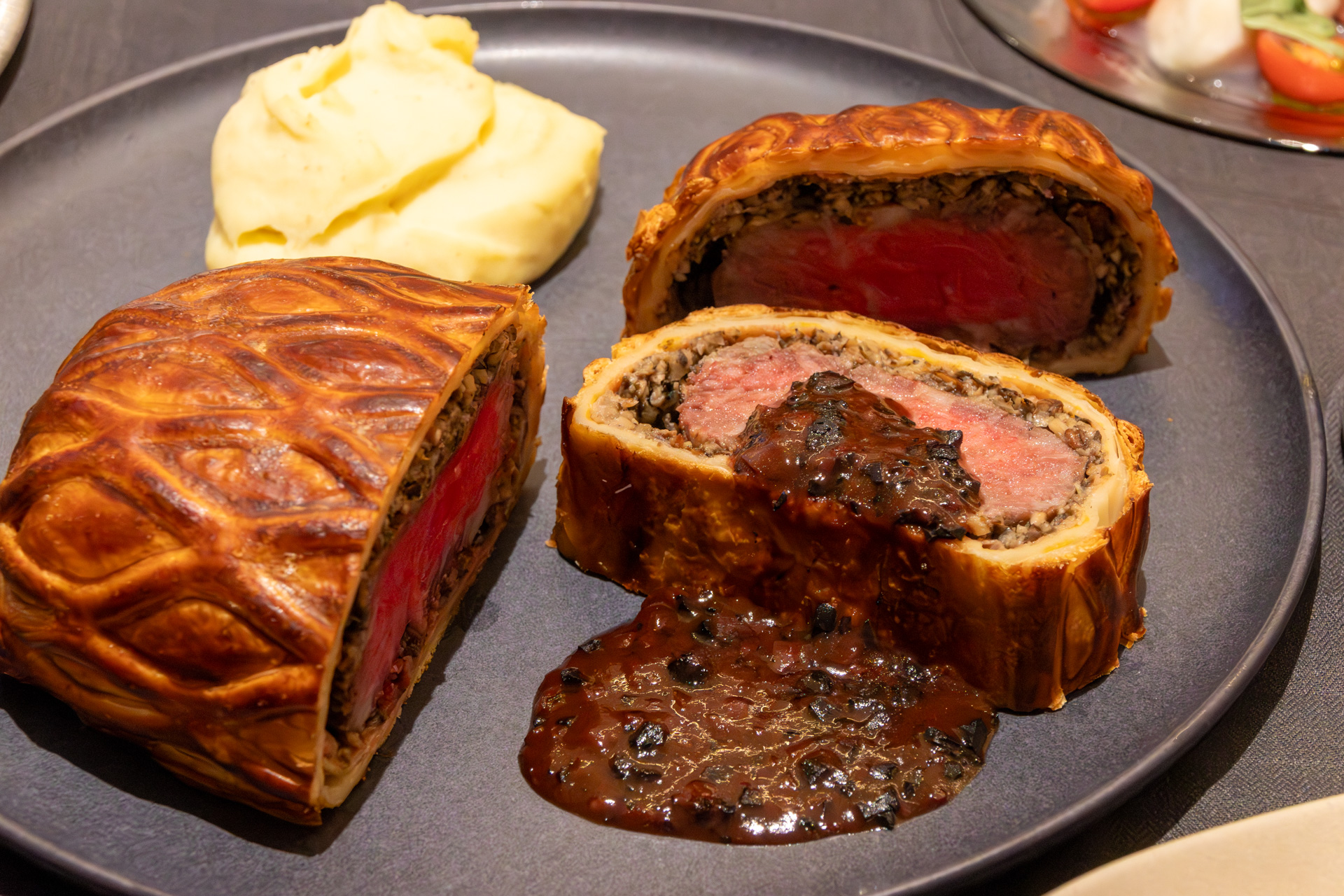 「鹿児島産黒毛和牛のパイ包み焼き黒トリュフソース」（250g）。単品は500g（4～5人分）、1万9800円で用意している