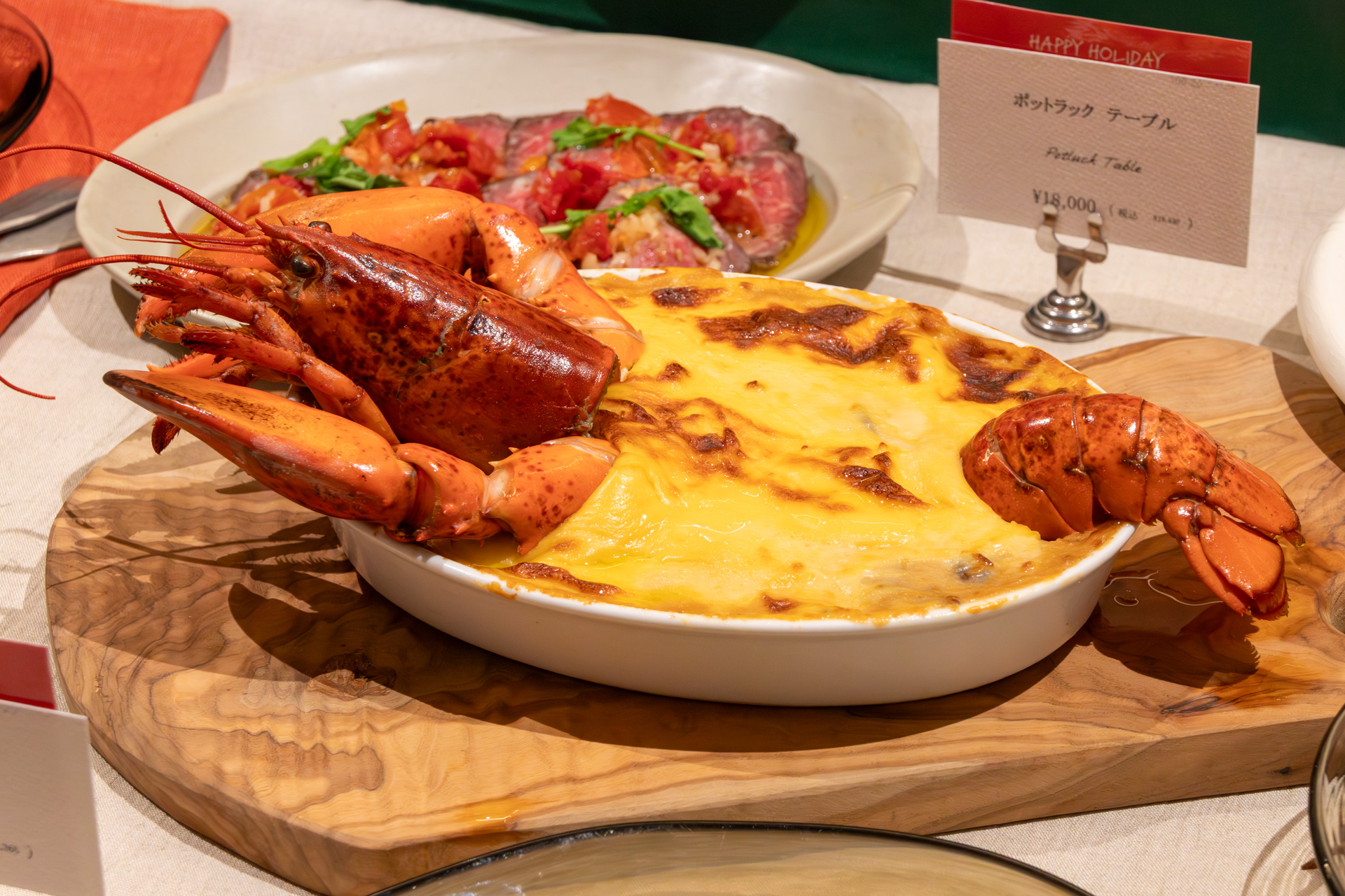 「ロブスターグラタン」は、単品だと1万368円。陶器の器に入っているので、そのまま食卓に出せる