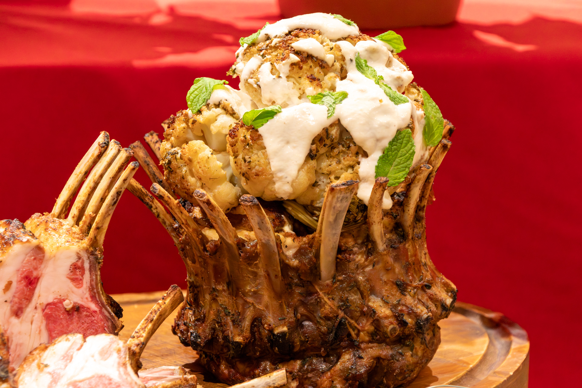 「仔羊ロースのクラウンロースト」（2万5920円）