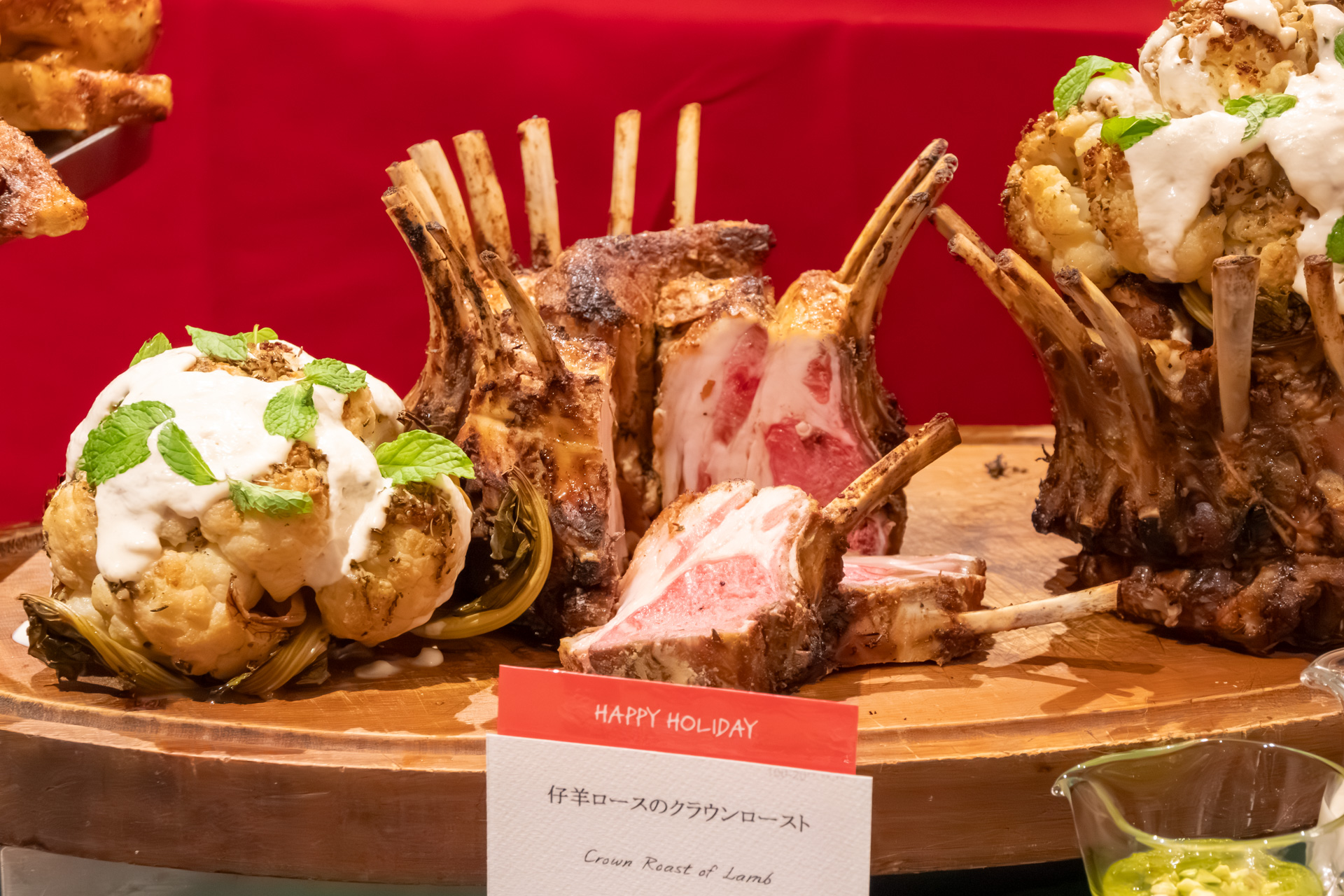 16本分のラムラックを使用。最初は低温で中までジューシーに、最後は高温で表面をパリッと焼き上げた