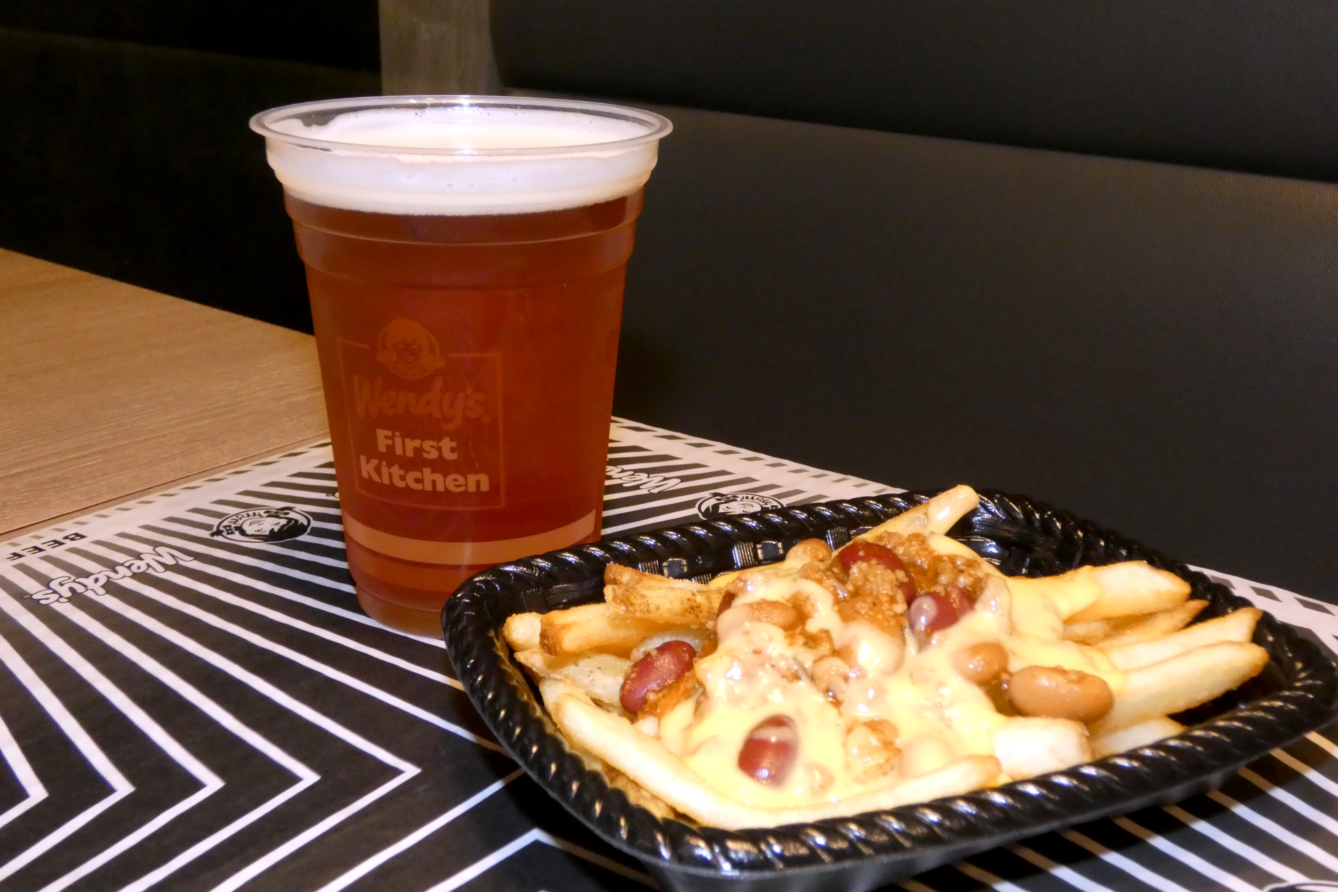 「豊SPRING VALLEY BREWERY 豊潤ラガー 496」と「フレンチフライ チリ＆チーズ」