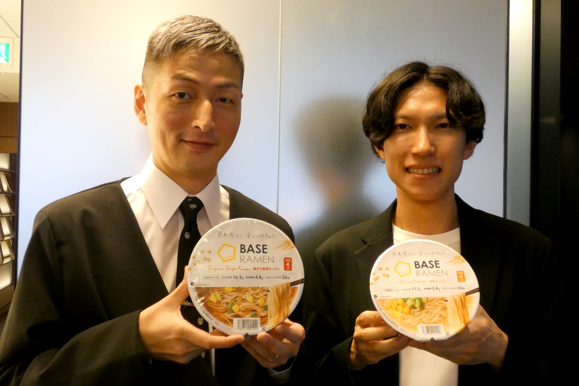 マーケティング部 ブランド/クリエイティブ/PRマネージャーの溝口究氏（左）と研究開発部 商品開発チームの伊藤仰喜氏（右）