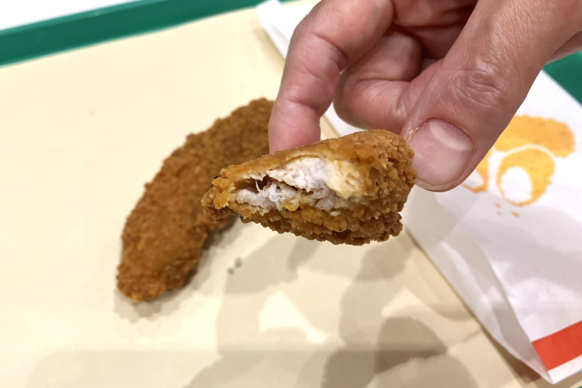 衣が香ばしく、鶏肉は骨なしなので食べやすい