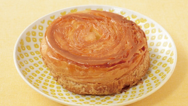 販売中の、パリッとした風味豊かな飴とバターの香りが広がるしっとり食感の「バター香るクイニーアマン」（149円）