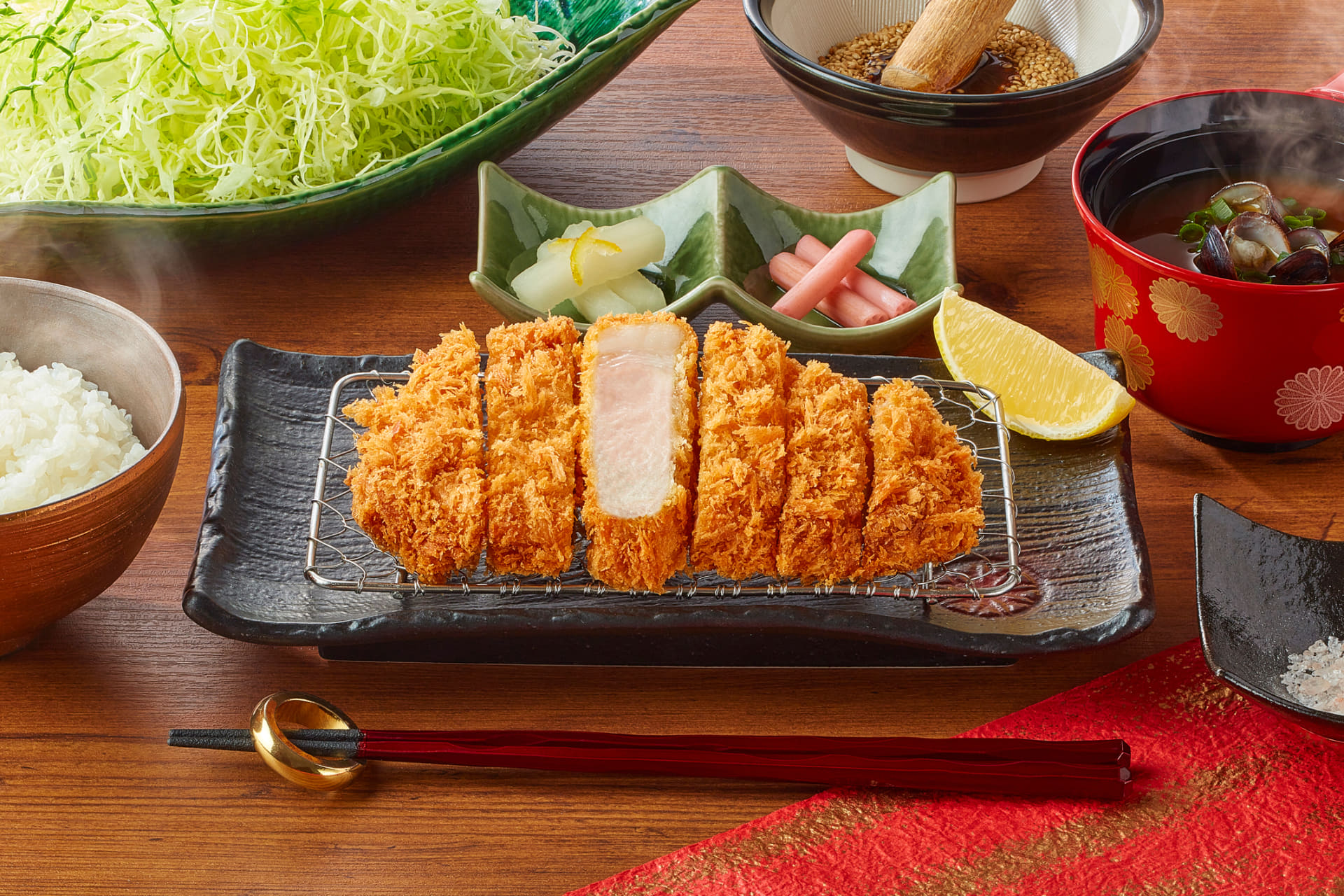 1966年創業の、国内外に約500店を展開するとんかつ専門店とんかつ新宿さぼてん」