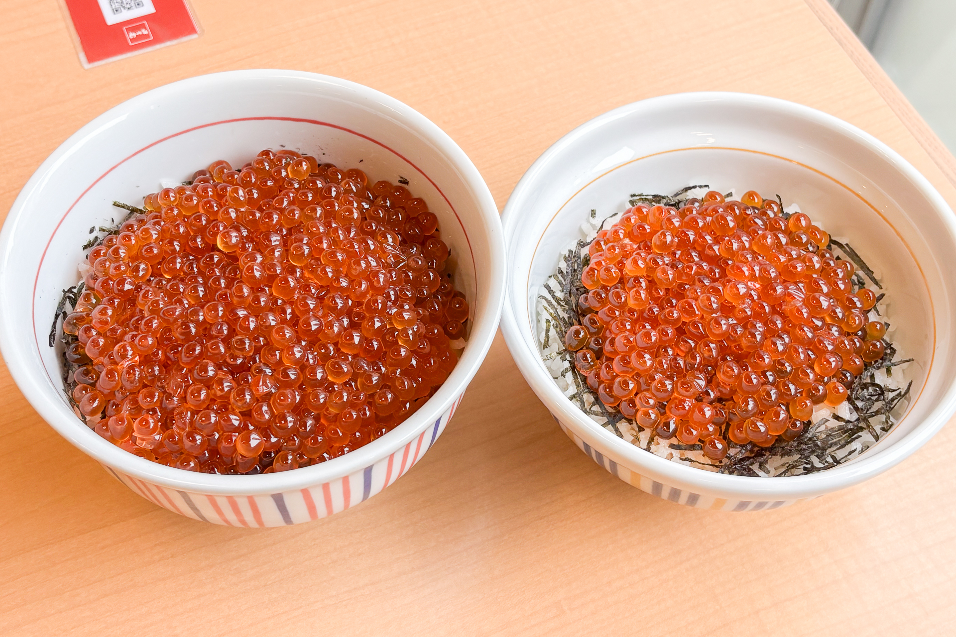 「天然いくら丼」の並盛（右）と豪快盛（左）を並べてみました