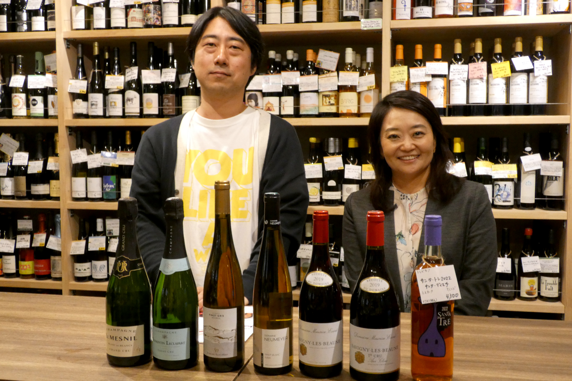 ワインキュレーション 代表取締役社長の德末智江氏（右）と京橋ワイン 清澄白河店バイヤーの小田祐規氏（左）