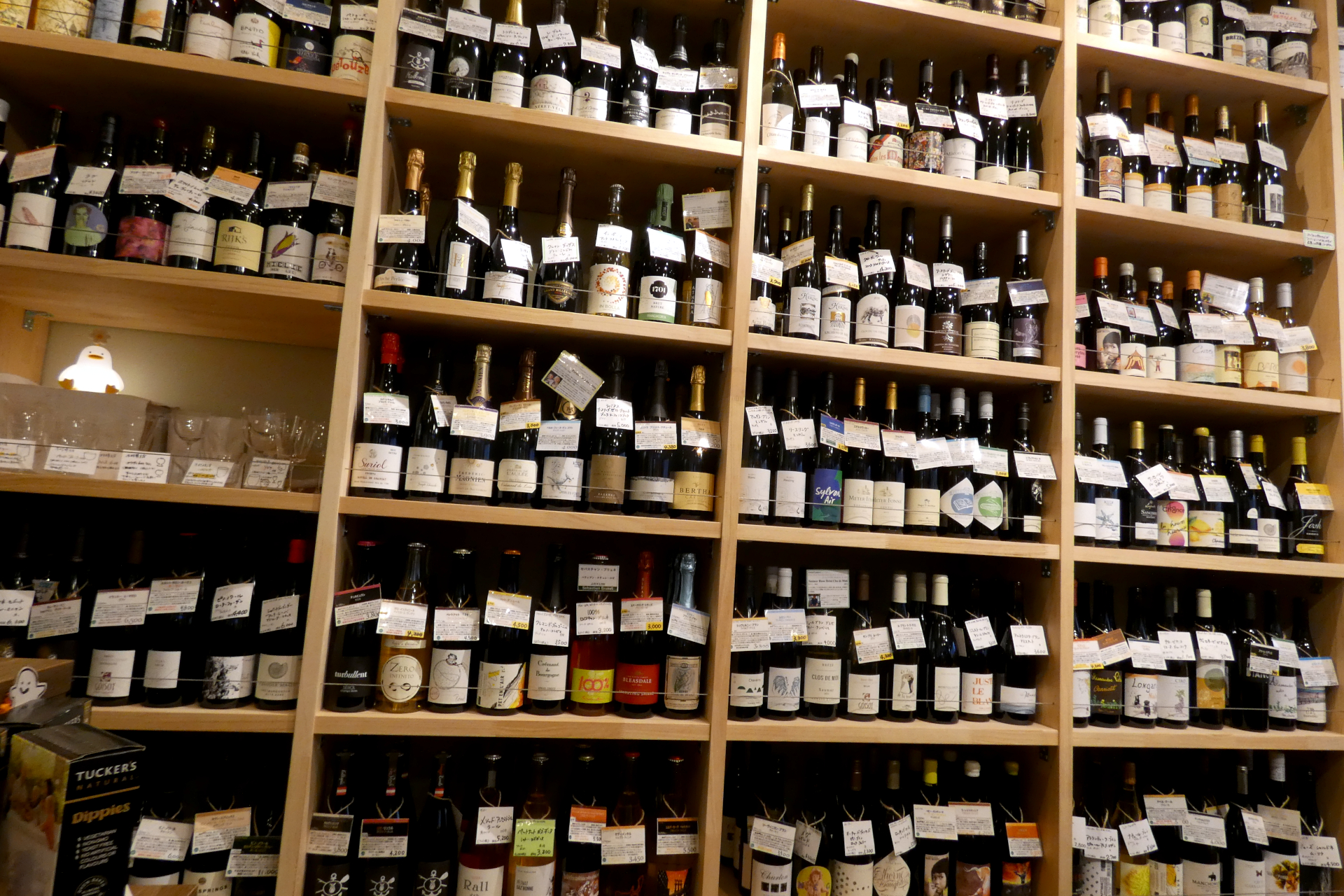 壁面にはズラリとワインが並ぶ