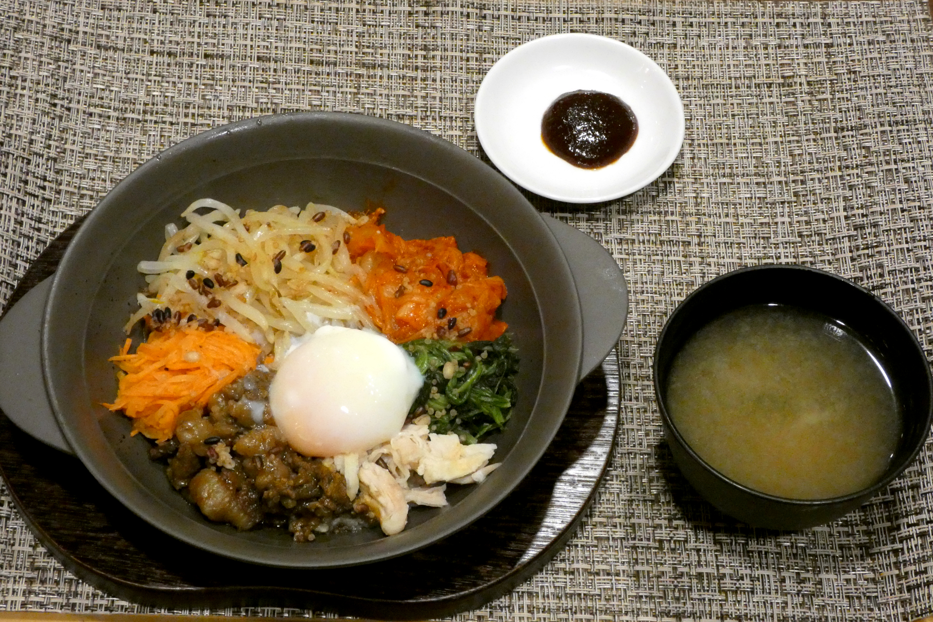 炭火焼肉と彩り野菜の十三穀米美ビンバ（みそ汁・コチュジャンつき）