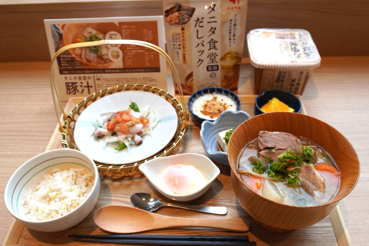 大きなお椀で食べるタニタ食堂の具だくさんスープ御膳